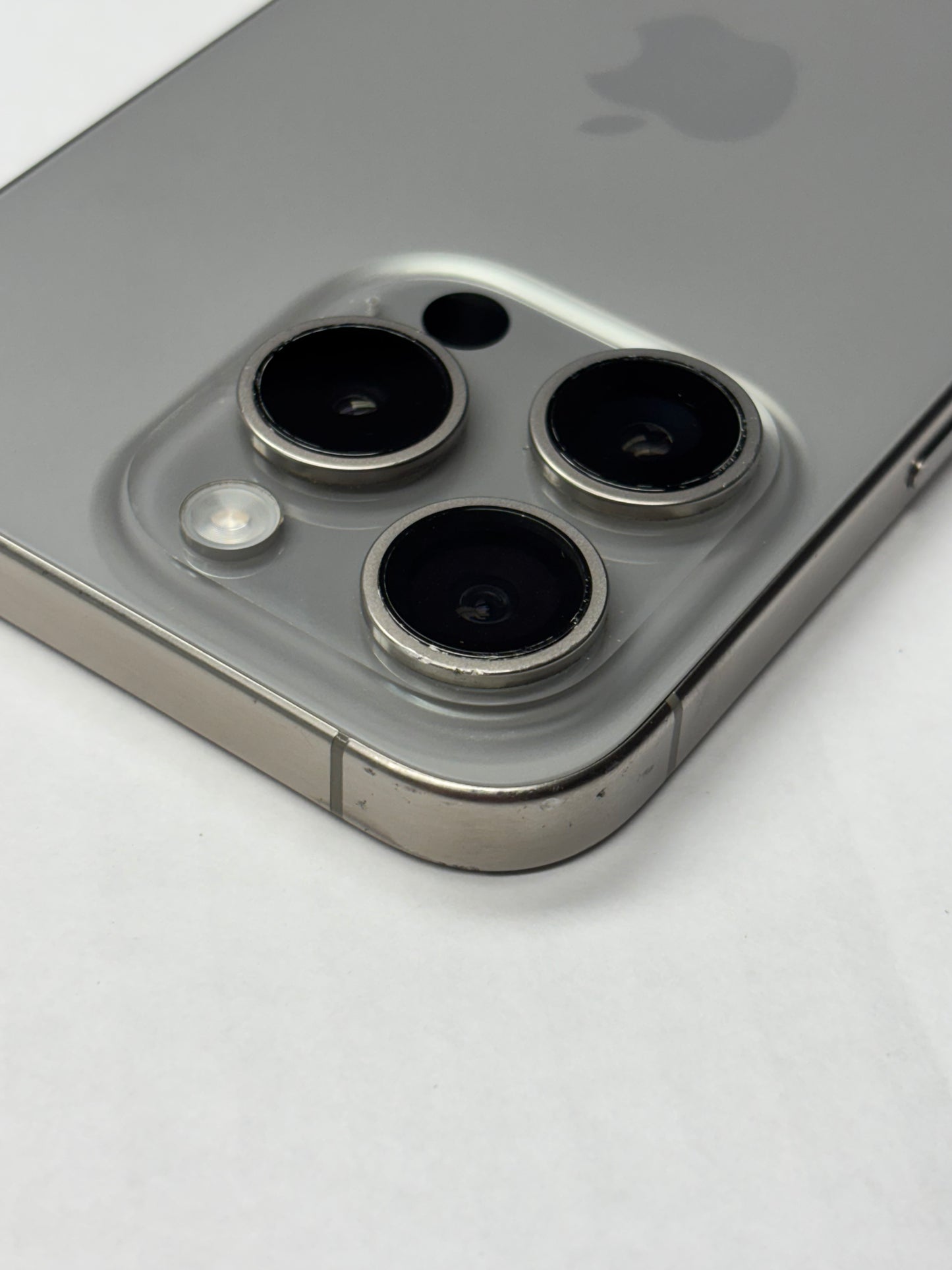 Apple iPhone 15 Pro Titan Natur günstig gebraucht kaufen