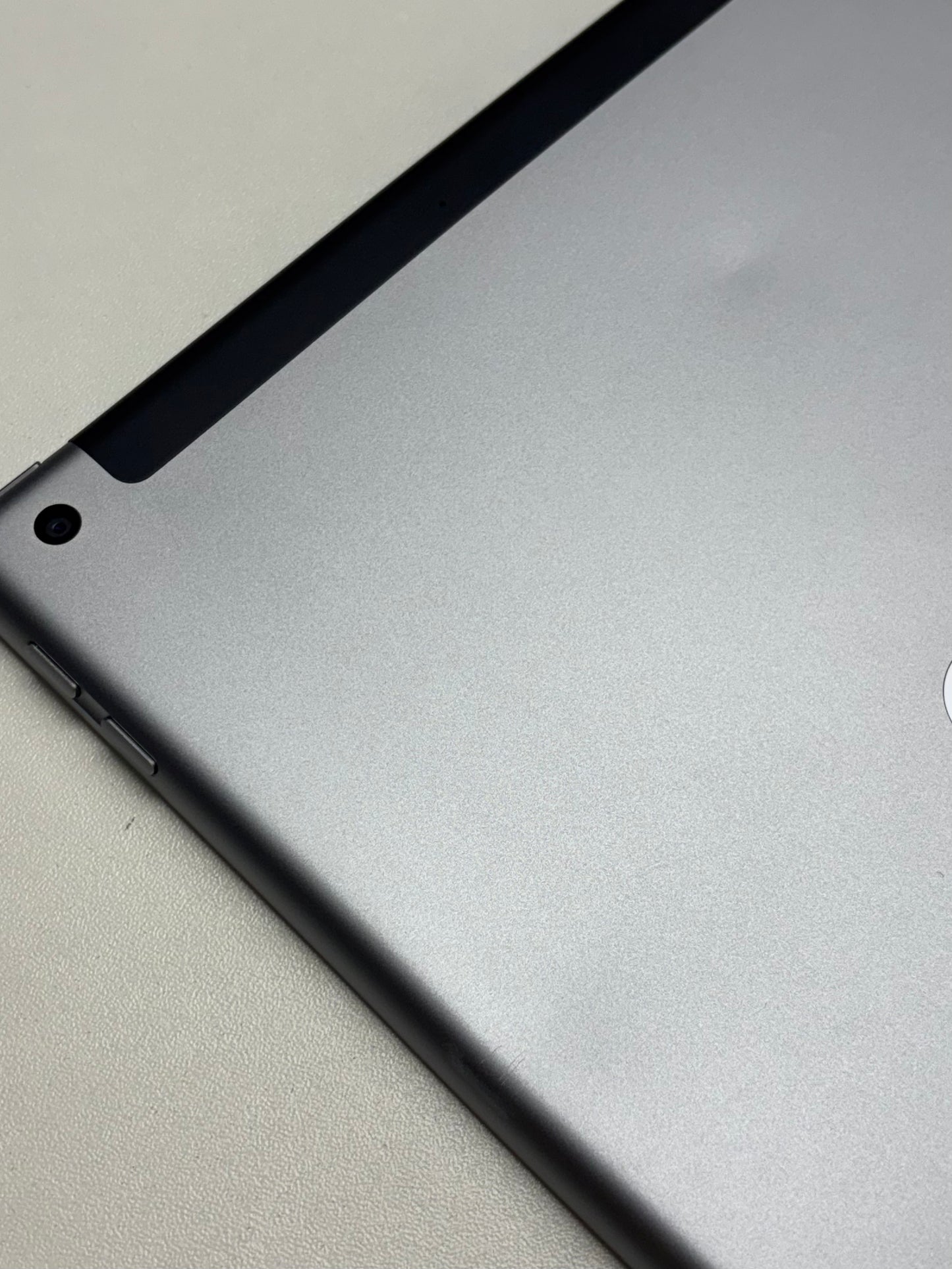 Apple iPad 6. Gen (2018) 6. Gen (2018) Space Grau Grau günstig gebraucht kaufen