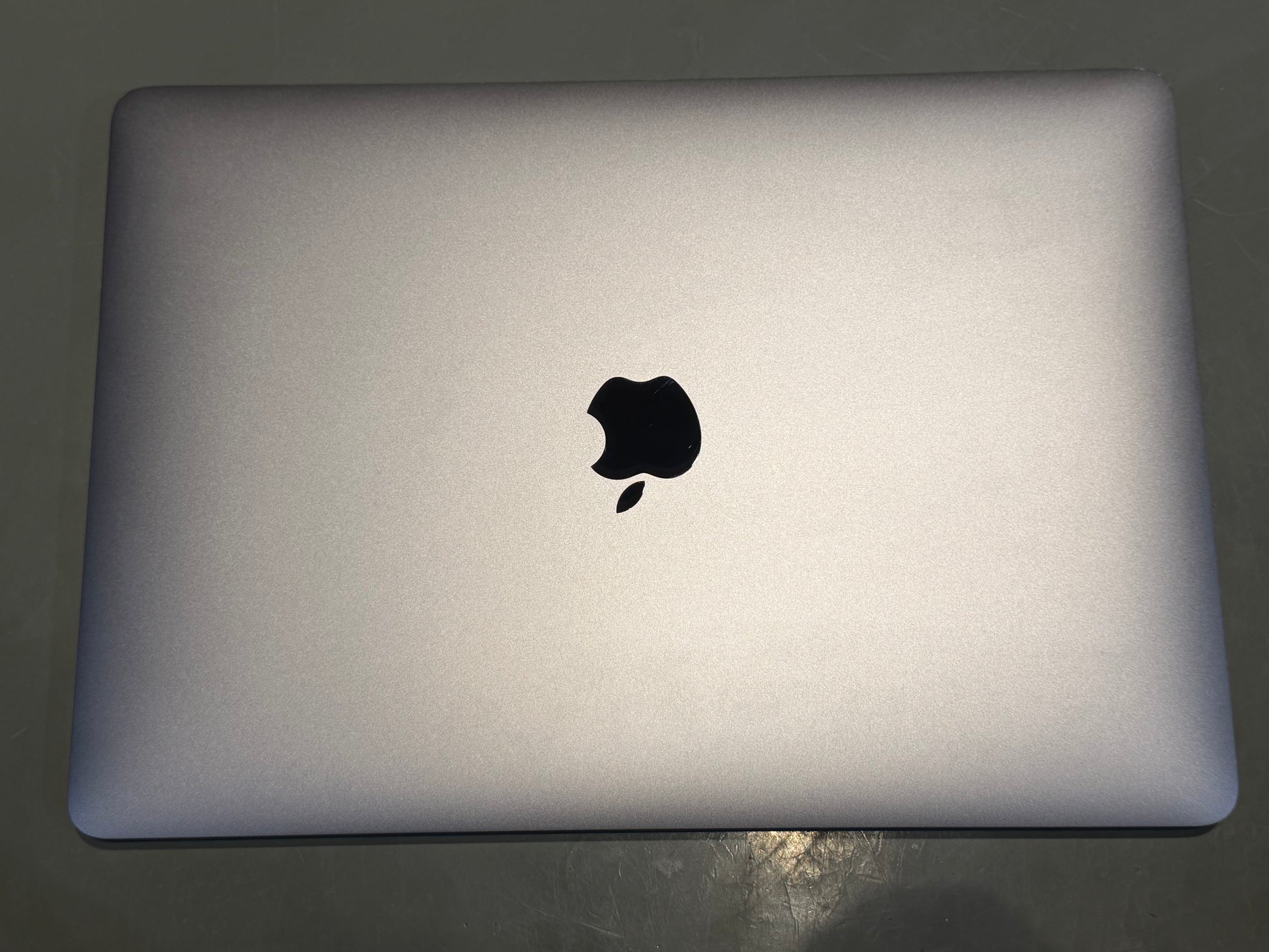 Apple MacBook Air 13 M1, 8-Core CPU und 7-Core GPU Late 2020 Space Grau Grau günstig gebraucht kaufen