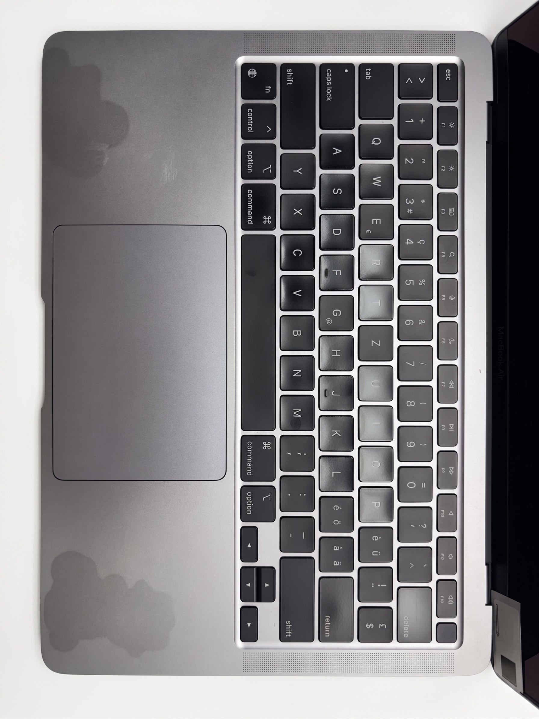Apple MacBook Air 13 M1, 8-Core CPU und 7-Core GPU Late 2020 Space Grau Grau günstig gebraucht kaufen