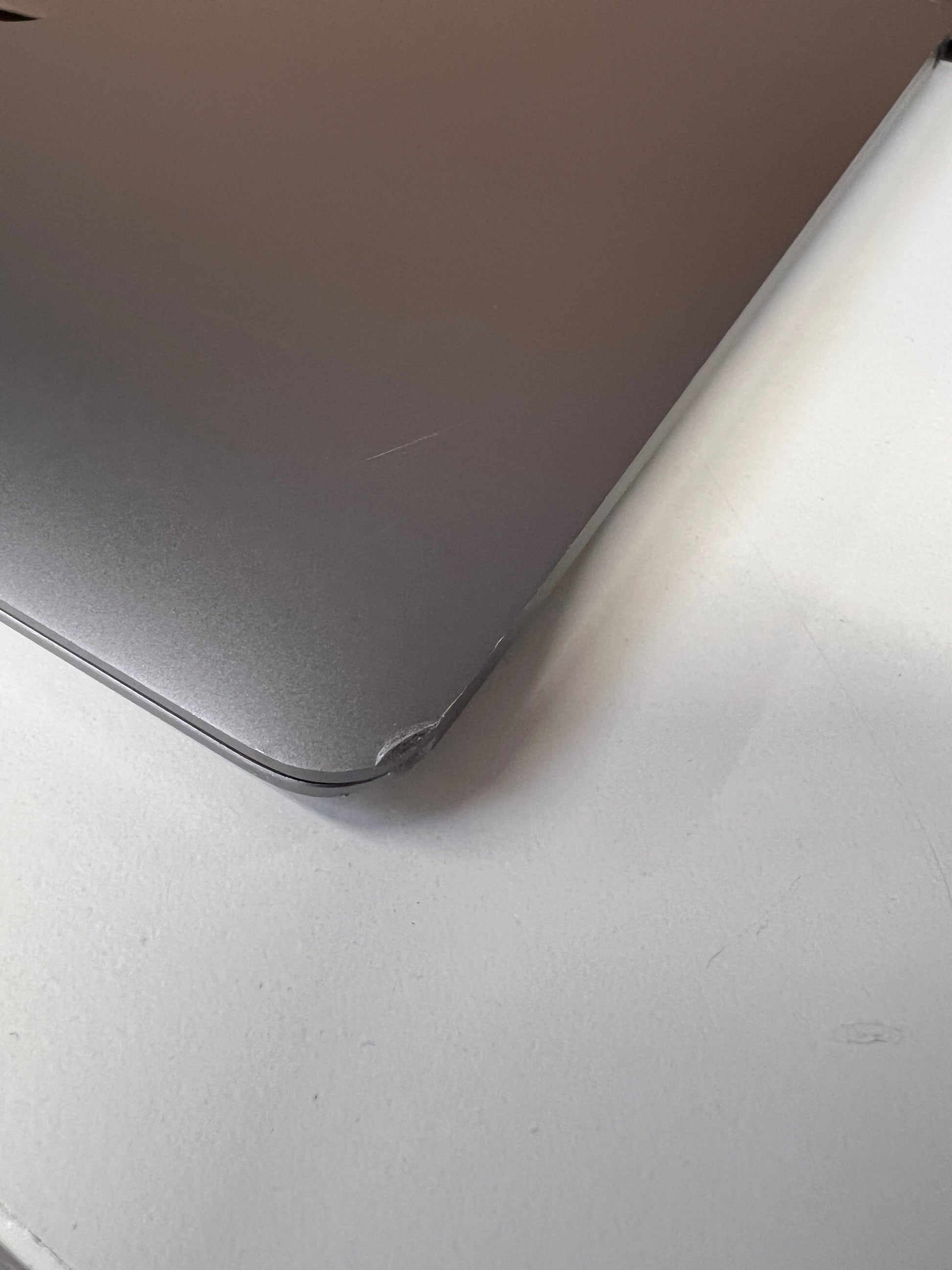 Apple MacBook Air 13 M1, 8-Core CPU und 7-Core GPU Late 2020 Space Grau Grau günstig gebraucht kaufen