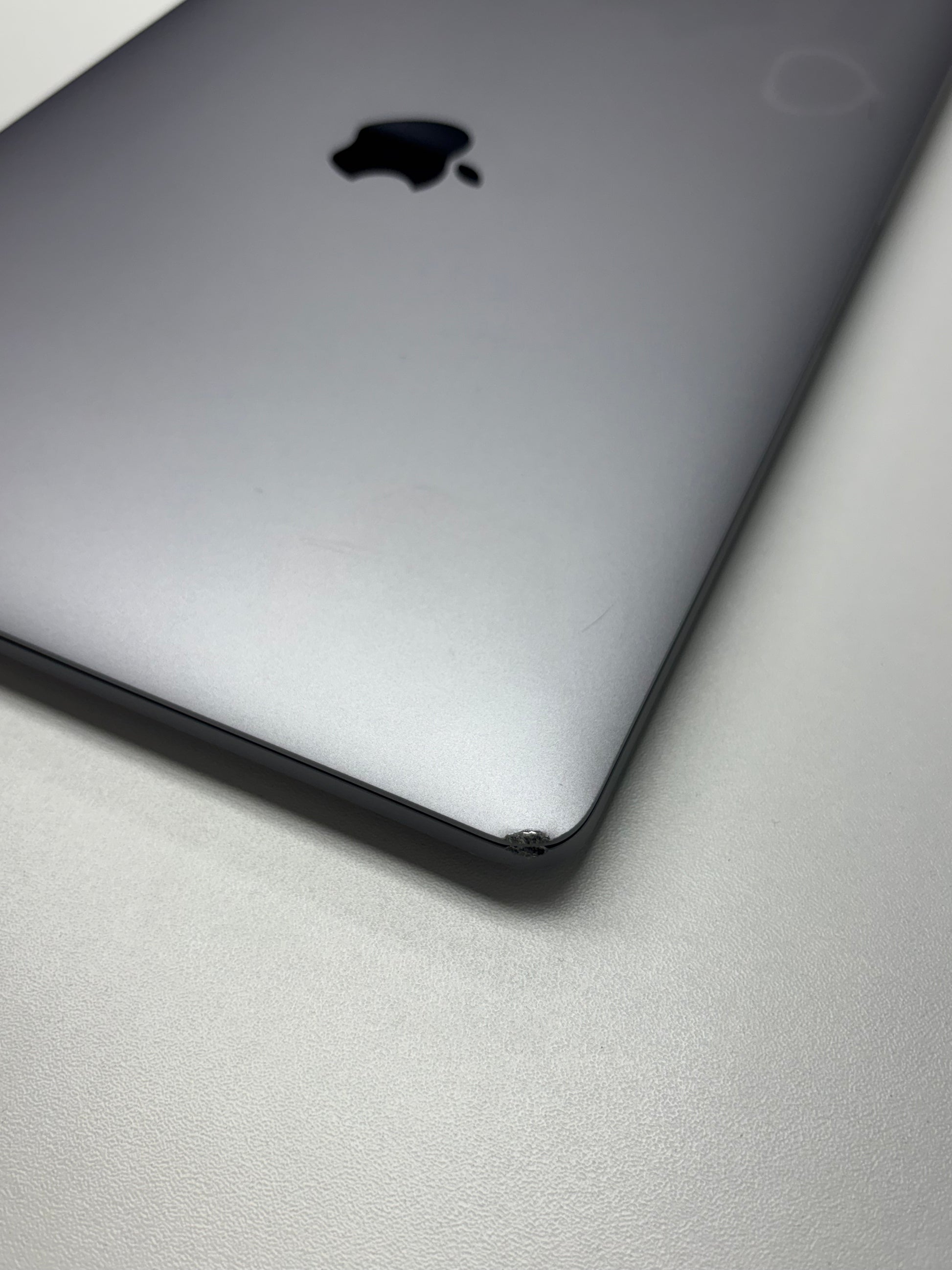 Apple MacBook Pro 13, mit Touch Bar Space Grau günstig gebraucht kaufen