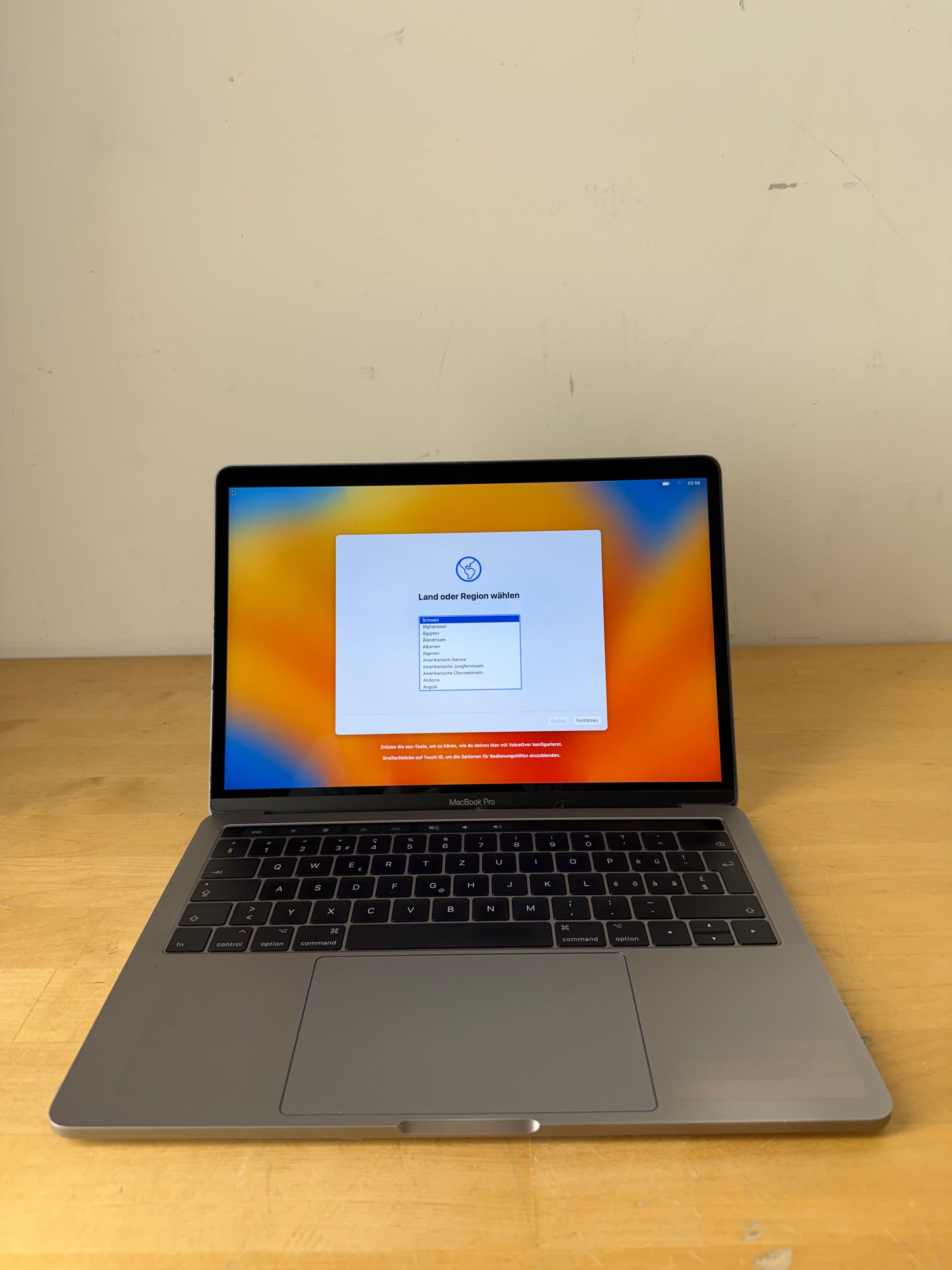 Apple MacBook Pro 13, mit Touch Bar Space Grau günstig gebraucht kaufen
