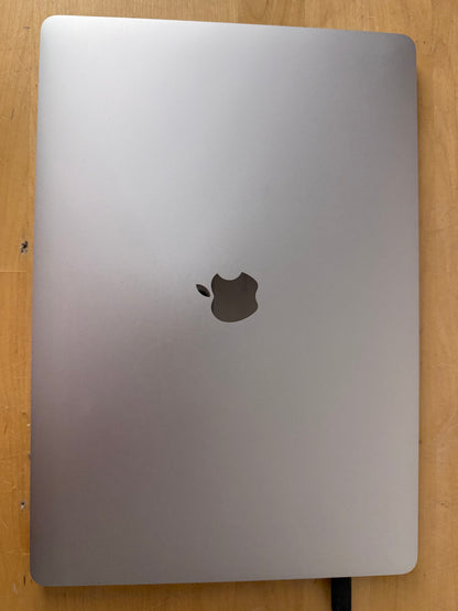 Apple MacBook Pro 15, mit Touch Bar Silber günstig gebraucht kaufen