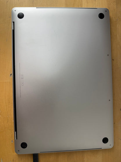 Apple MacBook Pro 15, mit Touch Bar Silber günstig gebraucht kaufen