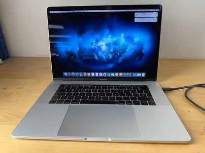 Apple MacBook Pro 15, mit Touch Bar Silber günstig gebraucht kaufen