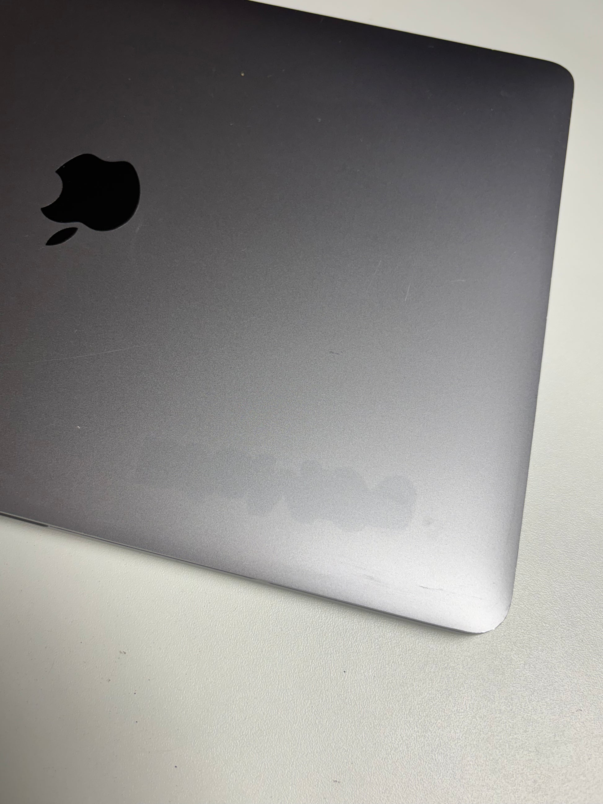 Apple MacBook Pro 13, mit Touch Bar Space Grau günstig gebraucht kaufen