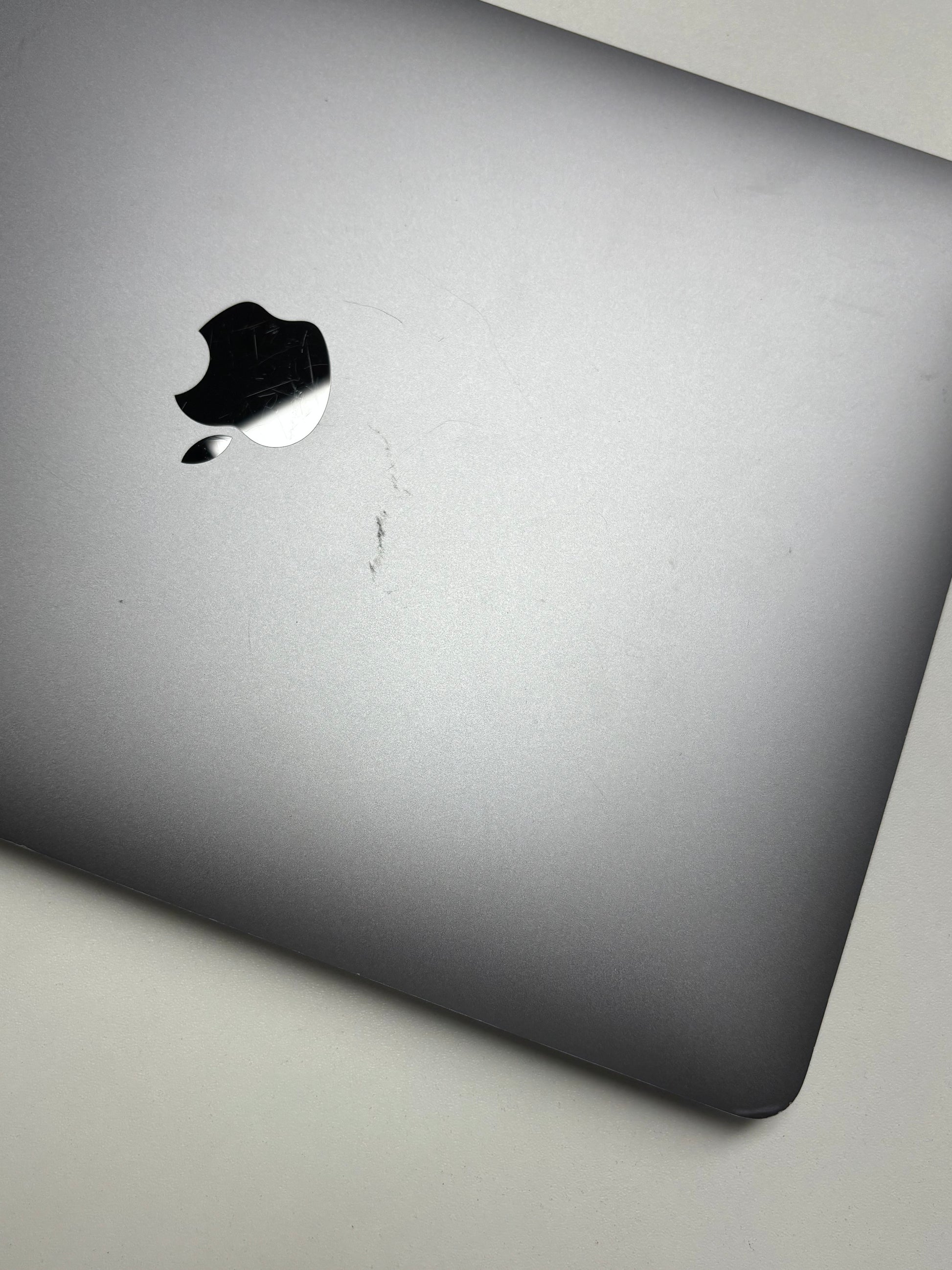 Apple MacBook Pro 13, mit Touch Bar Space Grau günstig gebraucht kaufen