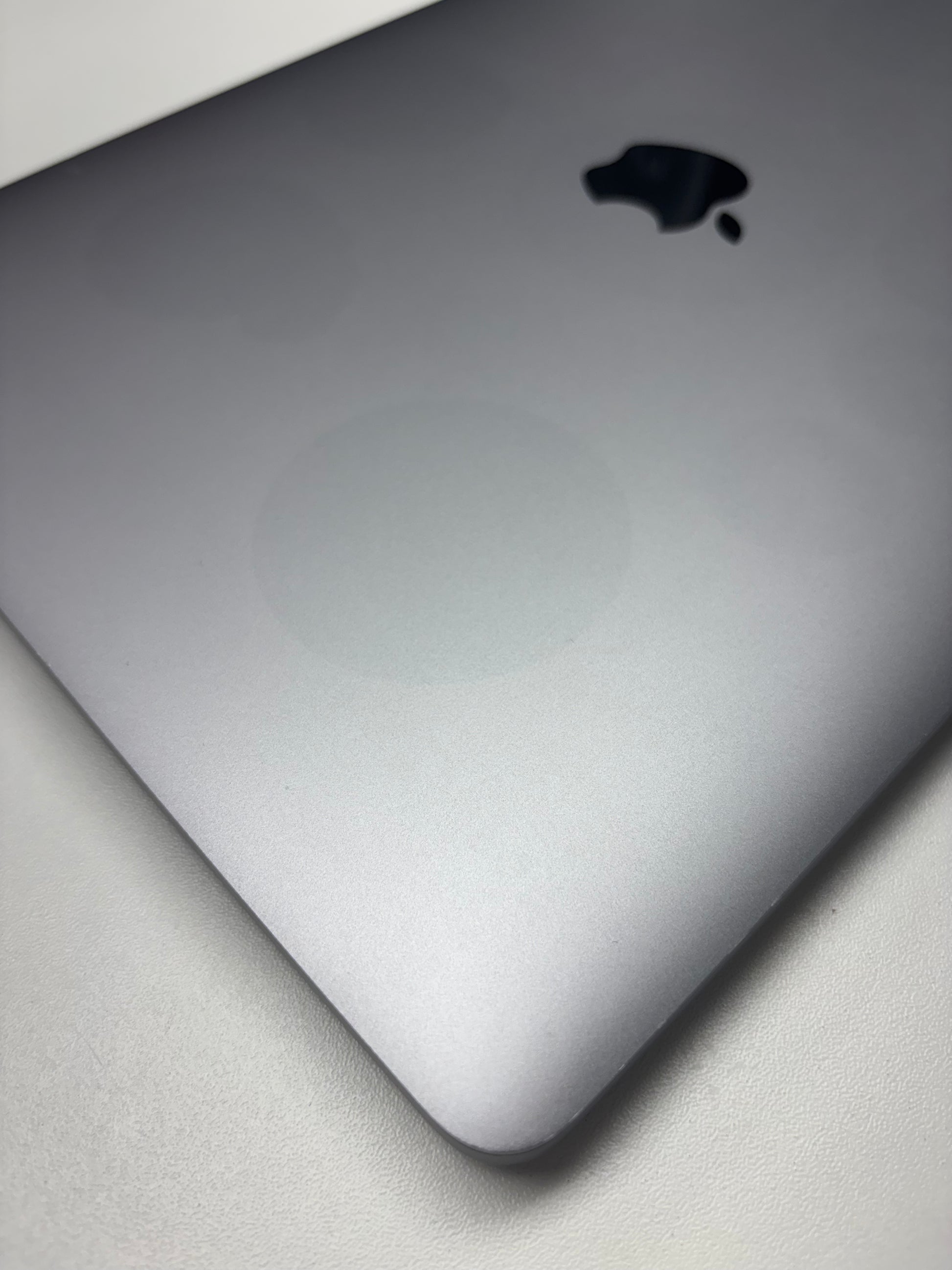 Apple MacBook Pro 13, mit Touch Bar Space Grau günstig gebraucht kaufen