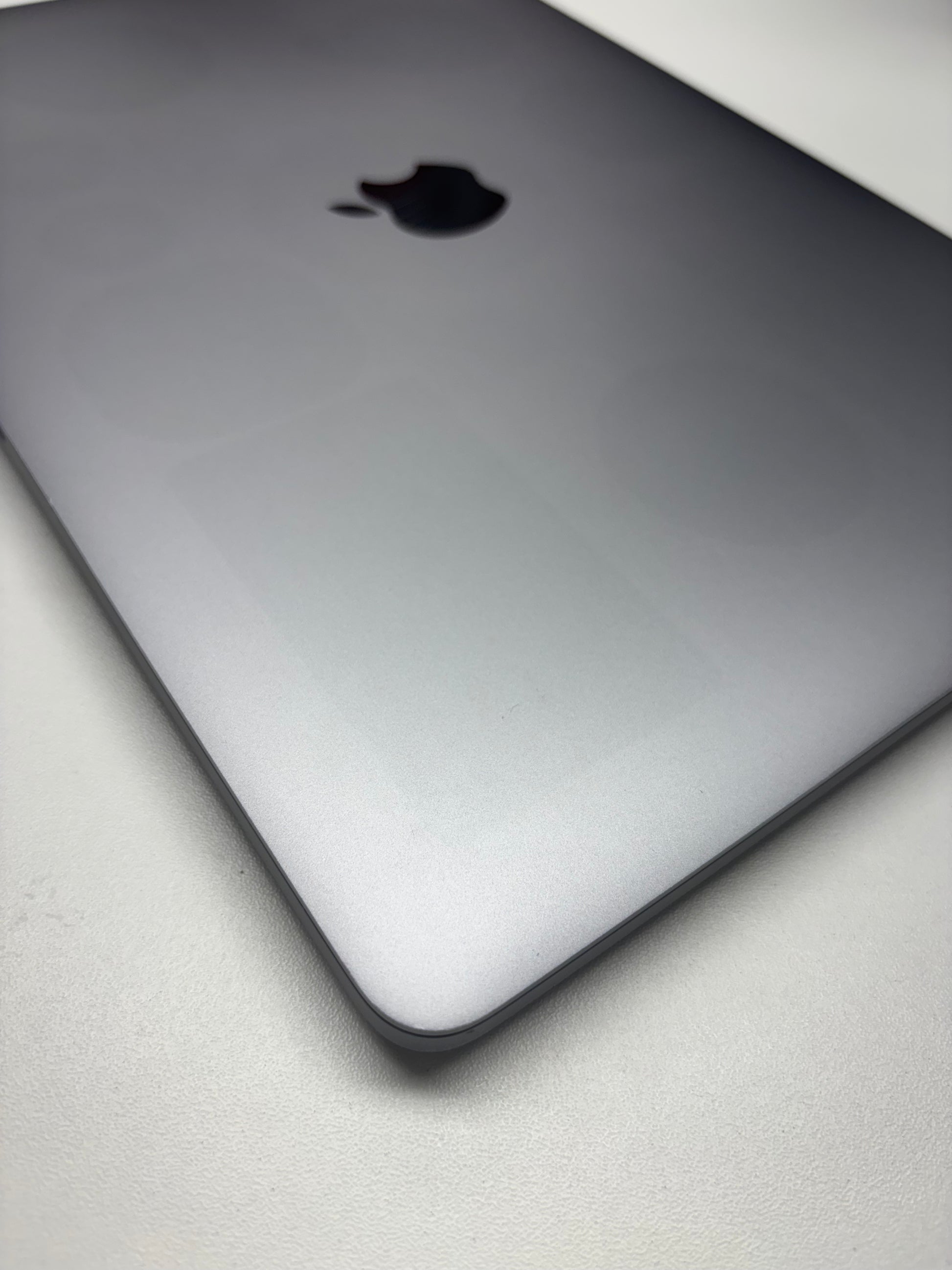 Apple MacBook Pro 13, mit Touch Bar Space Grau günstig gebraucht kaufen