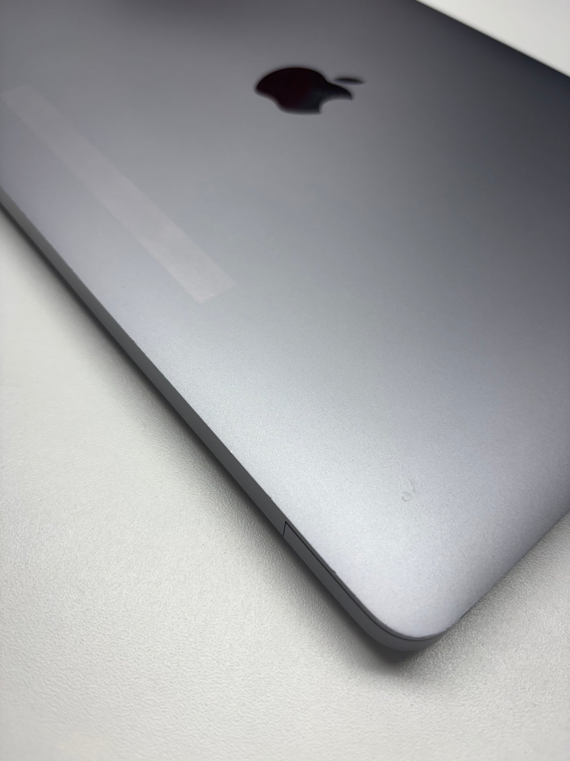 Apple MacBook Air 13 M1, 8-Core CPU und 7-Core GPU Late 2020 Space Grau Grau günstig gebraucht kaufen