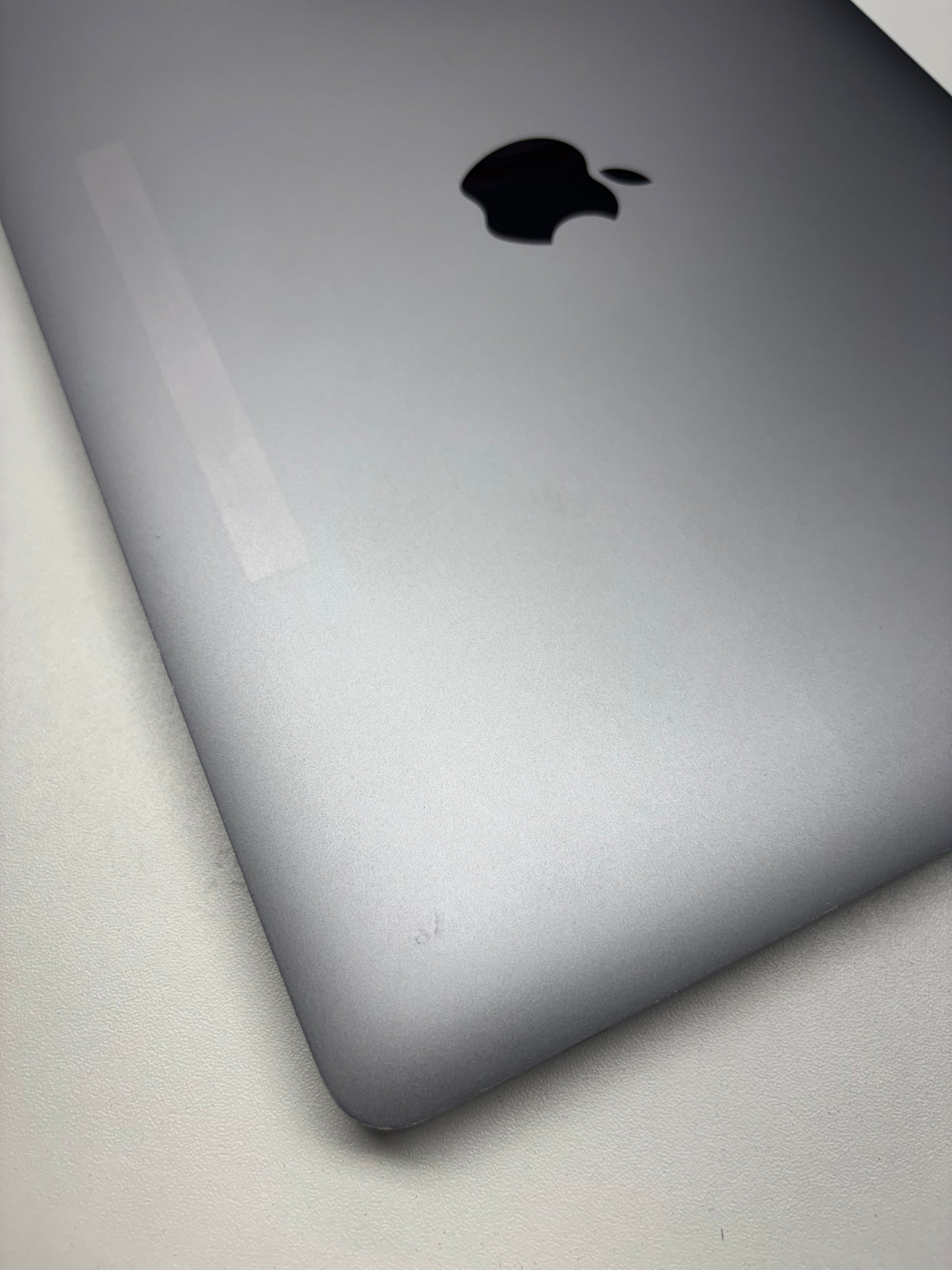 Apple MacBook Air 13 M1, 8-Core CPU und 7-Core GPU Late 2020 Space Grau Grau günstig gebraucht kaufen