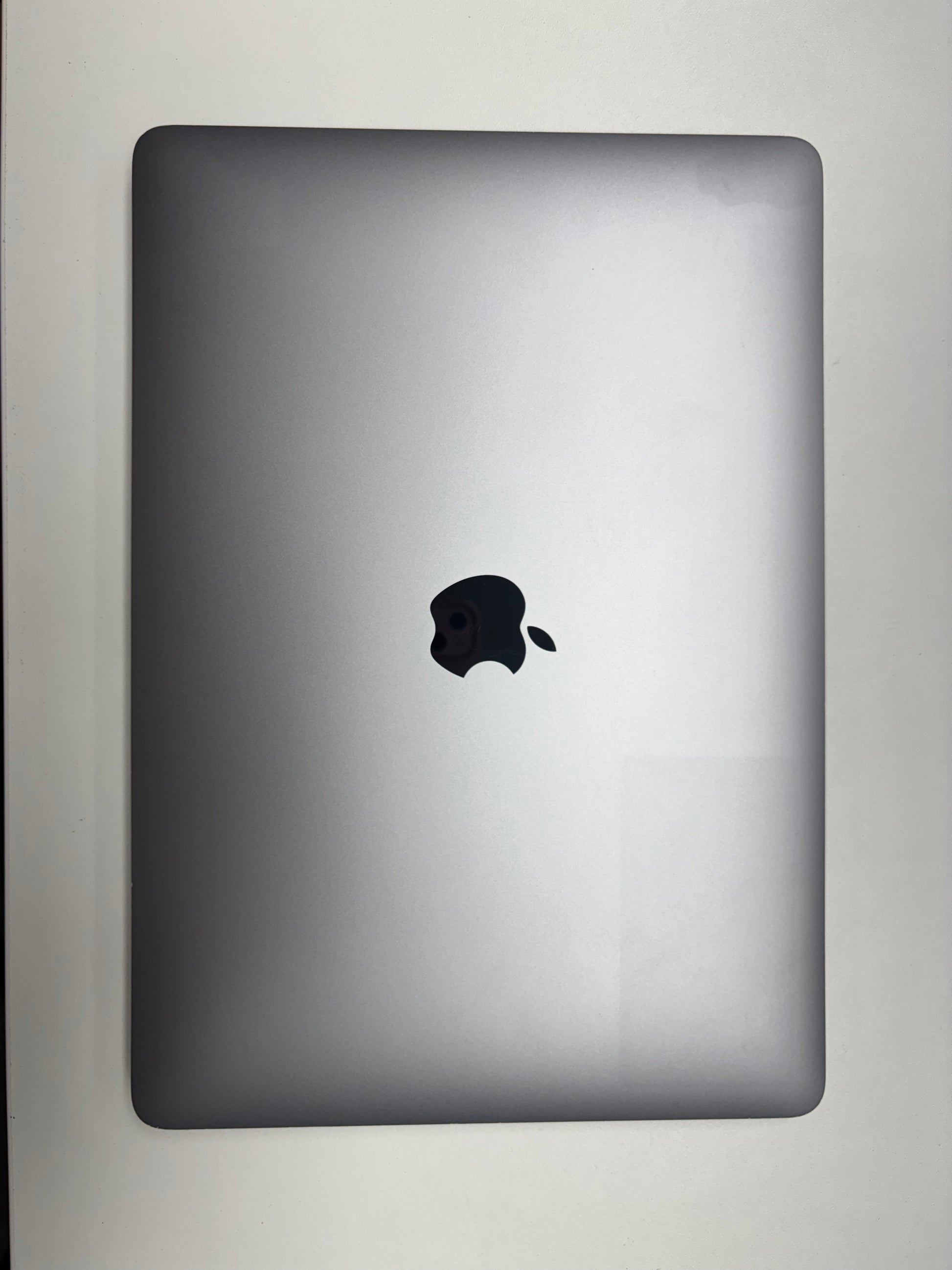 Apple MacBook Air 13 M1, 8-Core CPU und 7-Core GPU Late 2020 Space Grau Grau günstig gebraucht kaufen
