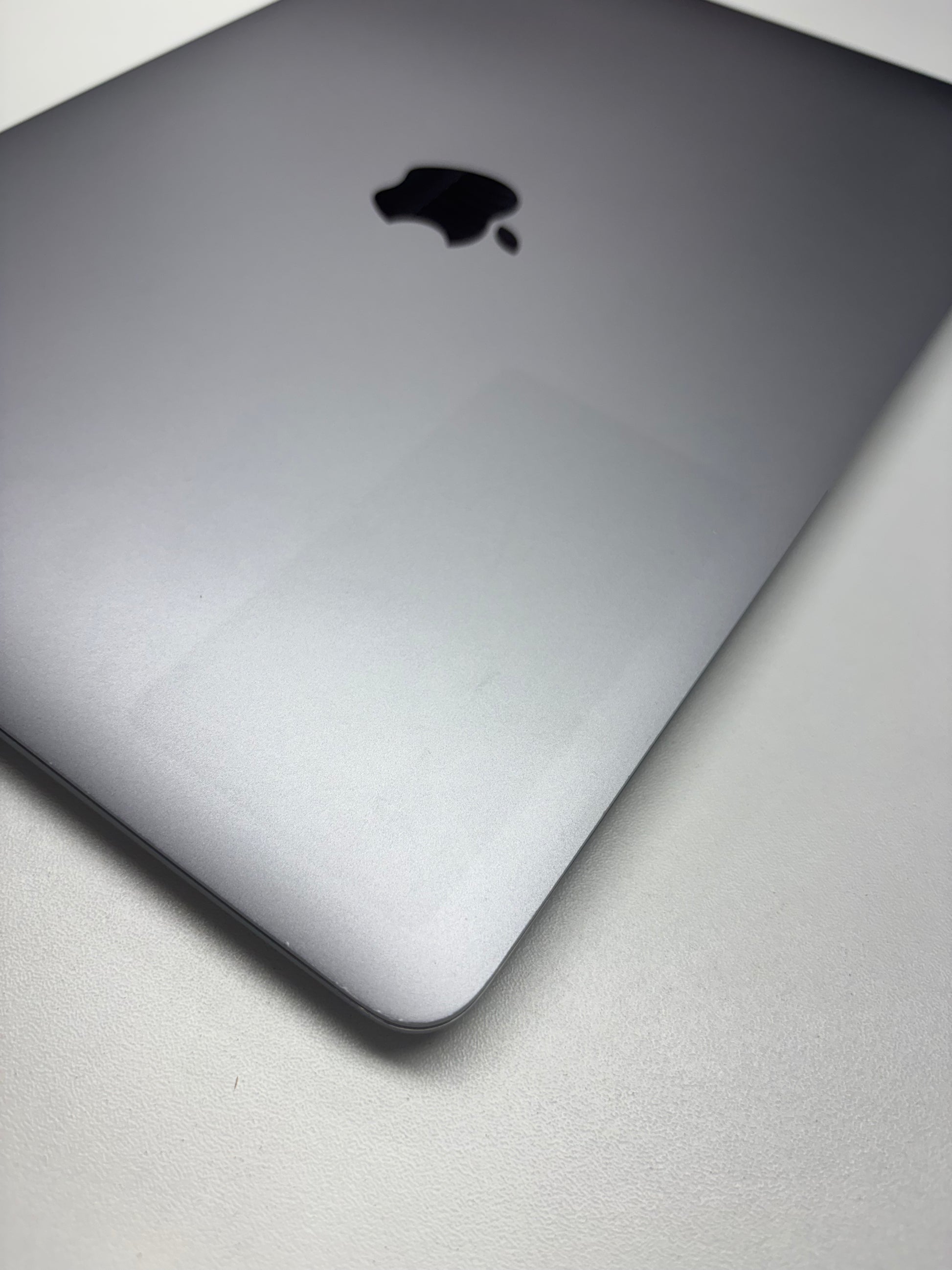 Apple MacBook Air 13 M1, 8-Core CPU und 7-Core GPU Late 2020 Space Grau Grau günstig gebraucht kaufen