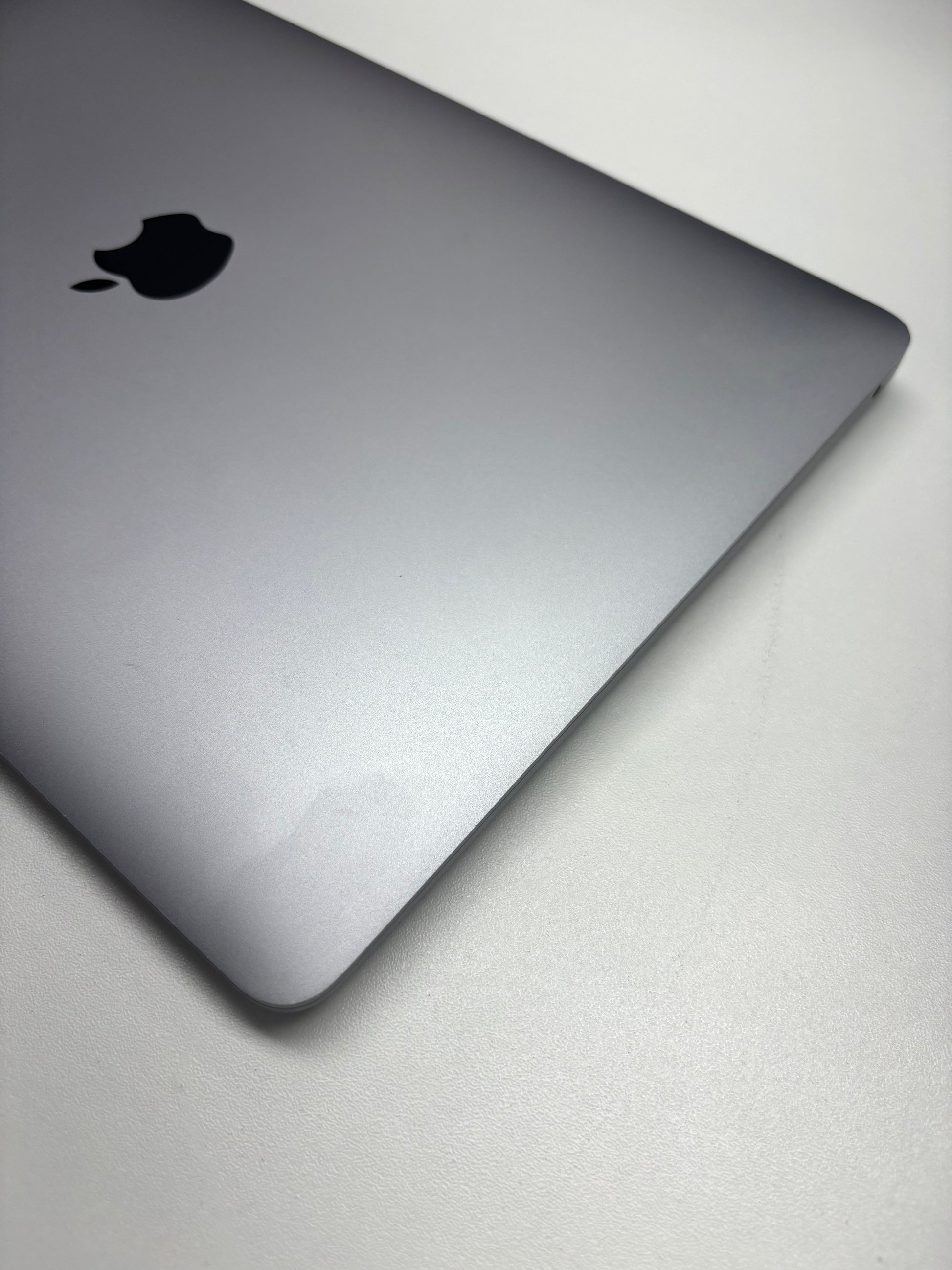 Apple MacBook Air 13 M1, 8-Core CPU und 7-Core GPU Late 2020 Space Grau Grau günstig gebraucht kaufen