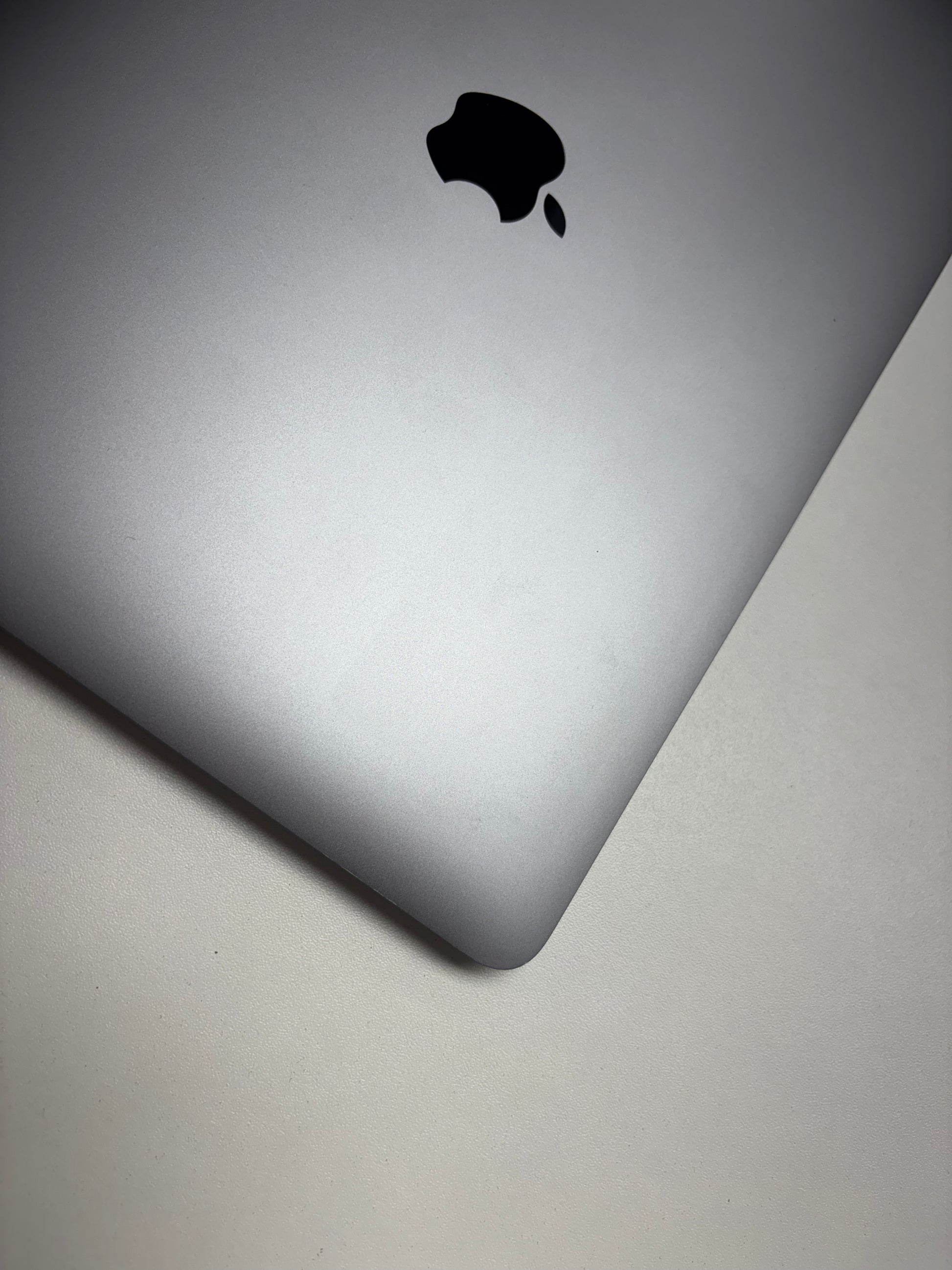 Apple MacBook Air 13 M1, 8-Core CPU und 7-Core GPU Late 2020 Space Grau Grau günstig gebraucht kaufen