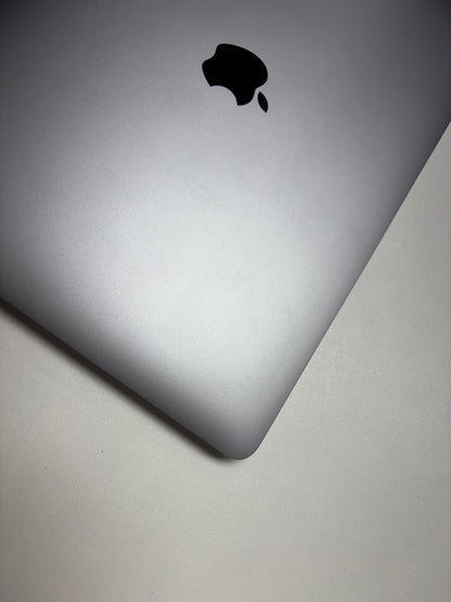 Apple MacBook Air 13 M1, 8-Core CPU und 7-Core GPU Late 2020 Space Grau Grau günstig gebraucht kaufen