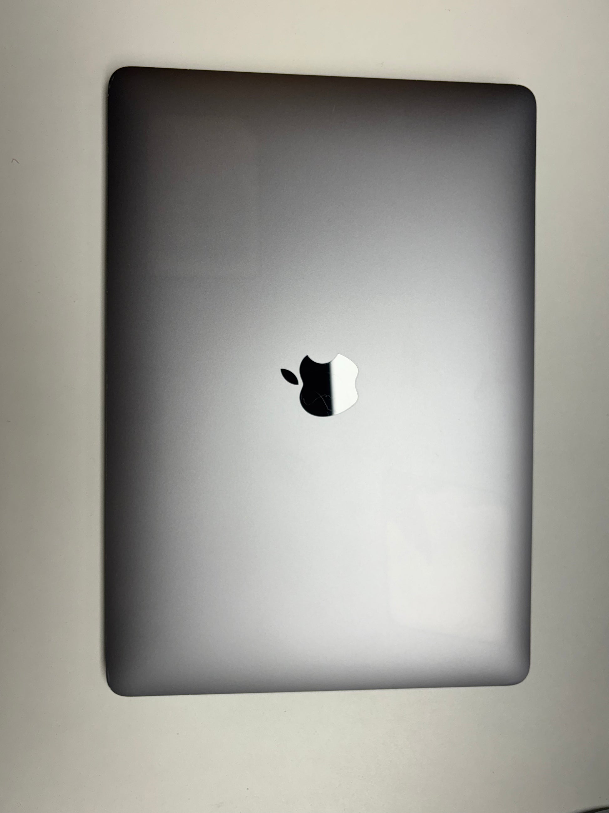 Apple MacBook Air 13 M1, 8-Core CPU und 7-Core GPU Late 2020 Space Grau Grau günstig gebraucht kaufen
