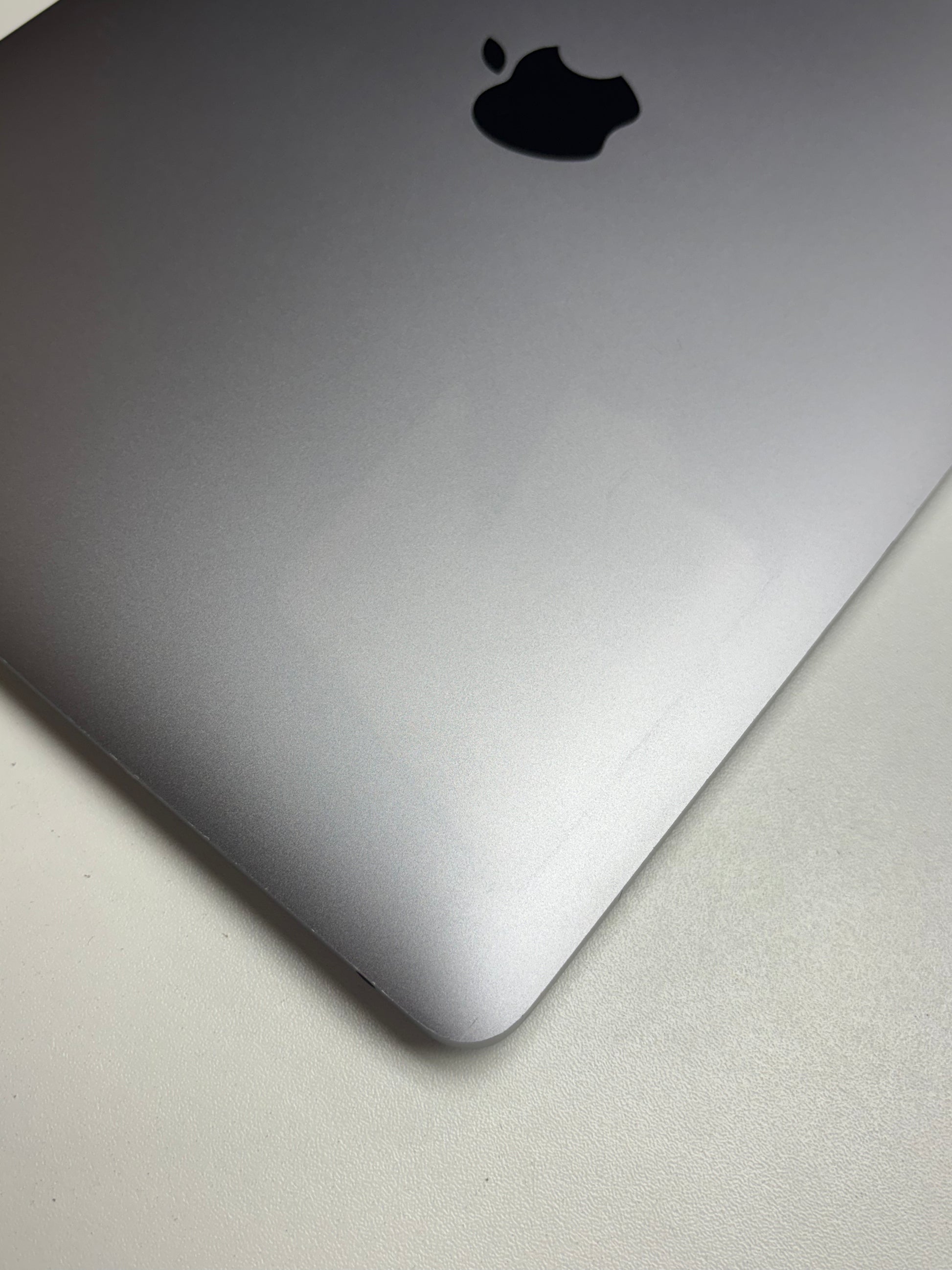 Apple MacBook Air 13 M1, 8-Core CPU und 7-Core GPU Late 2020 Space Grau Grau günstig gebraucht kaufen