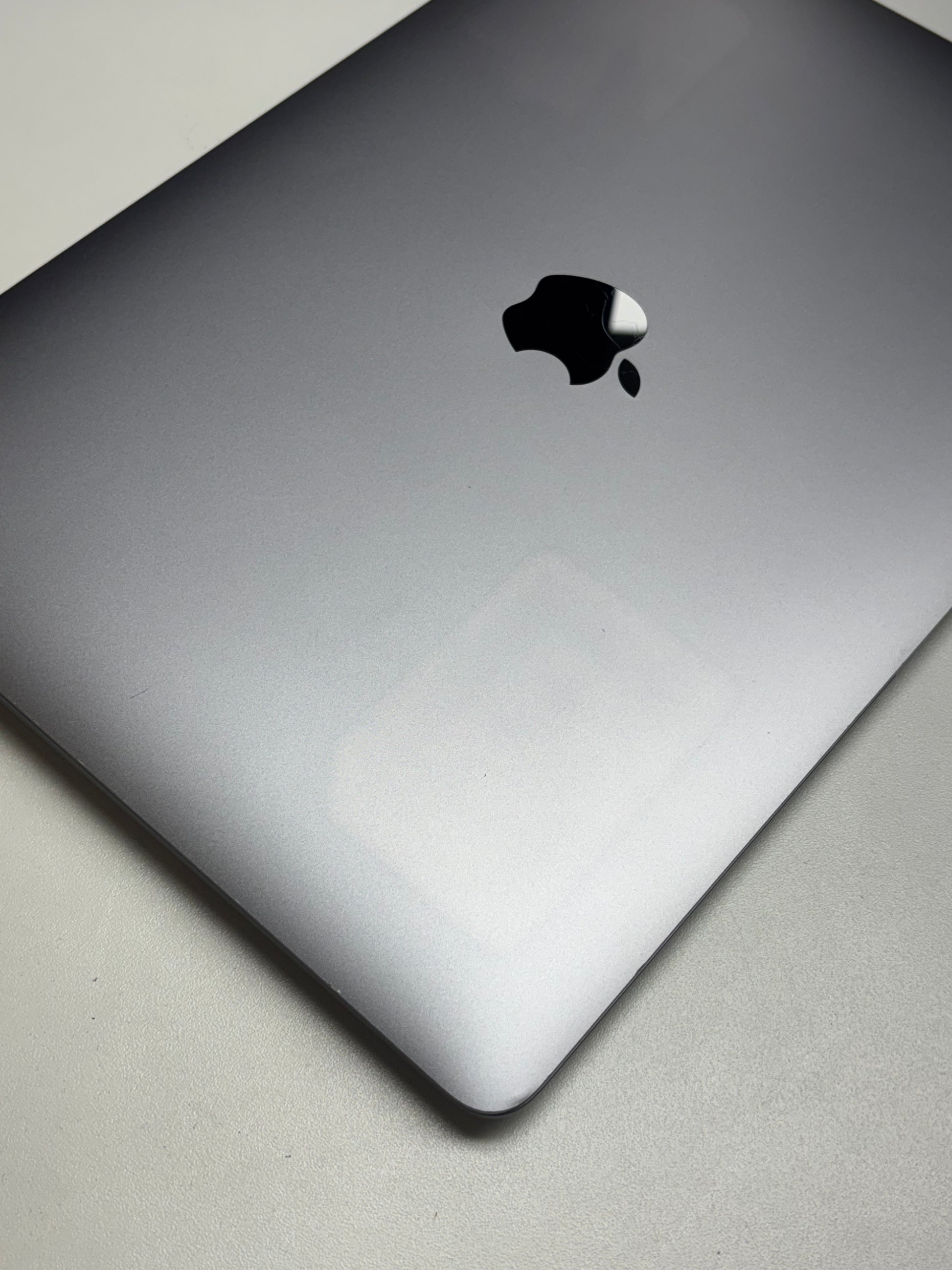 Apple MacBook Air 13 M1, 8-Core CPU und 7-Core GPU Late 2020 Space Grau Grau günstig gebraucht kaufen