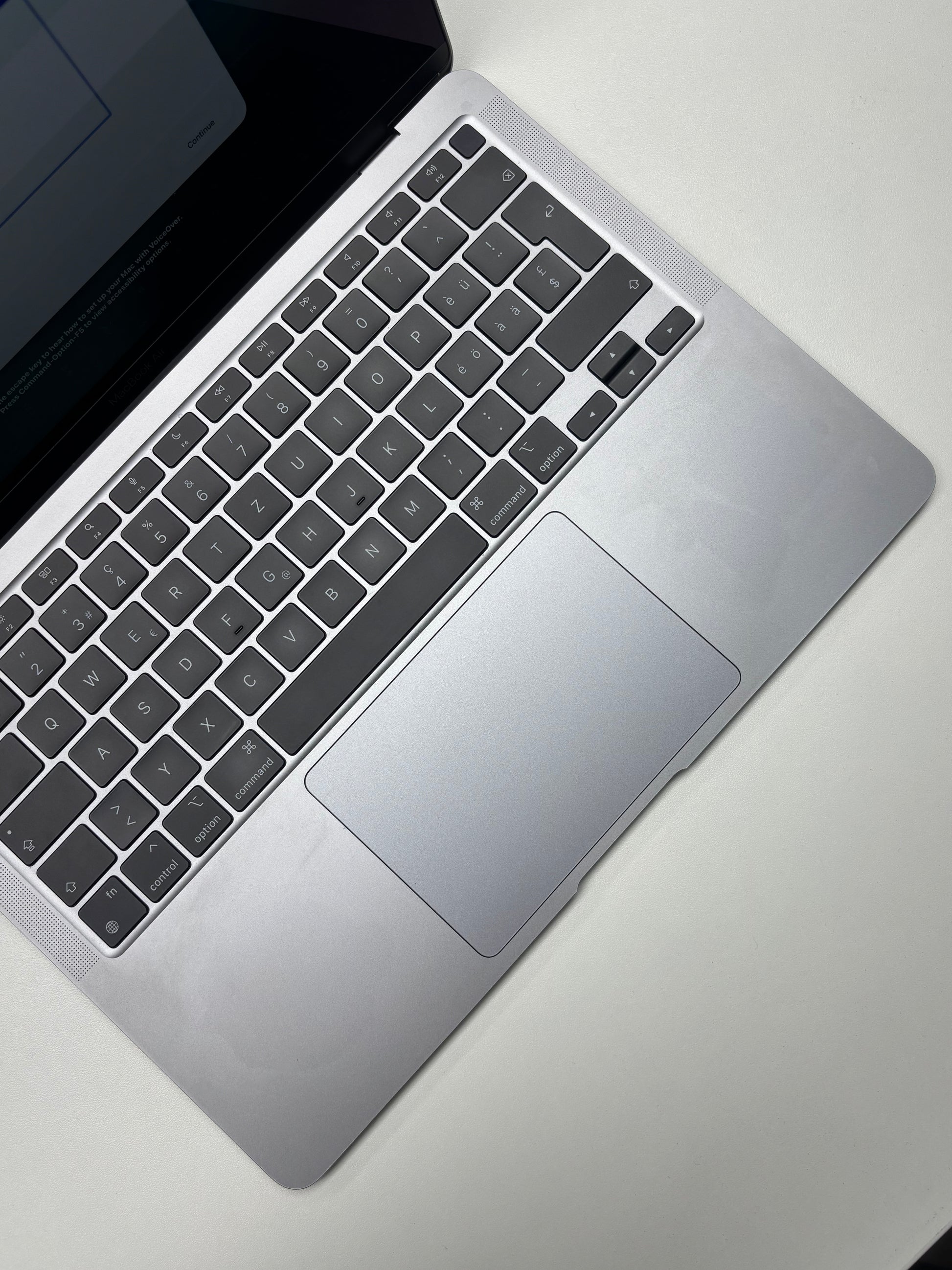 Apple MacBook Air 13 M1, 8-Core CPU und 7-Core GPU Late 2020 Space Grau Grau günstig gebraucht kaufen