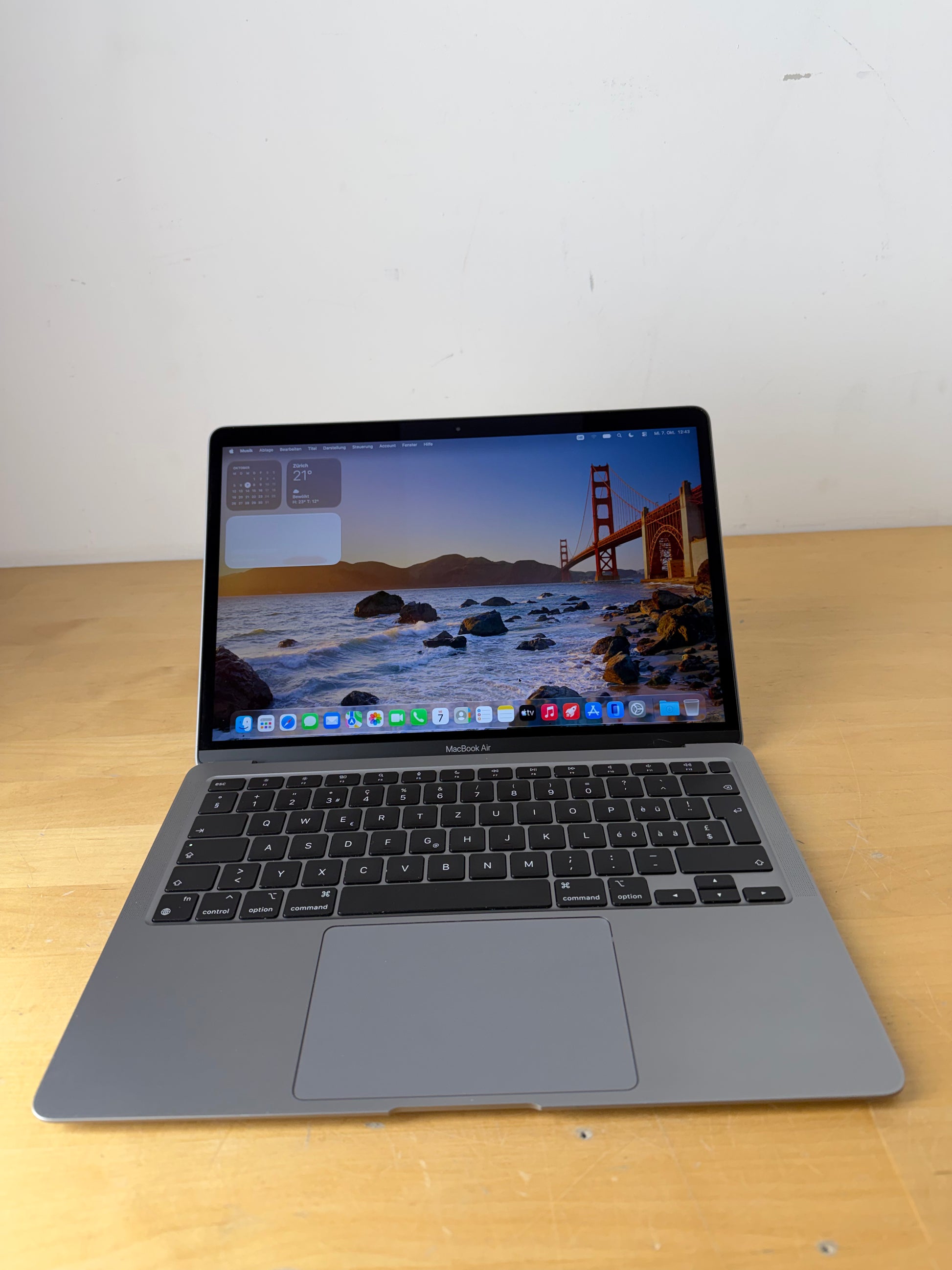 Apple MacBook Air 13 M1, 8-Core CPU und 7-Core GPU Late 2020 Space Grau Grau günstig gebraucht kaufen