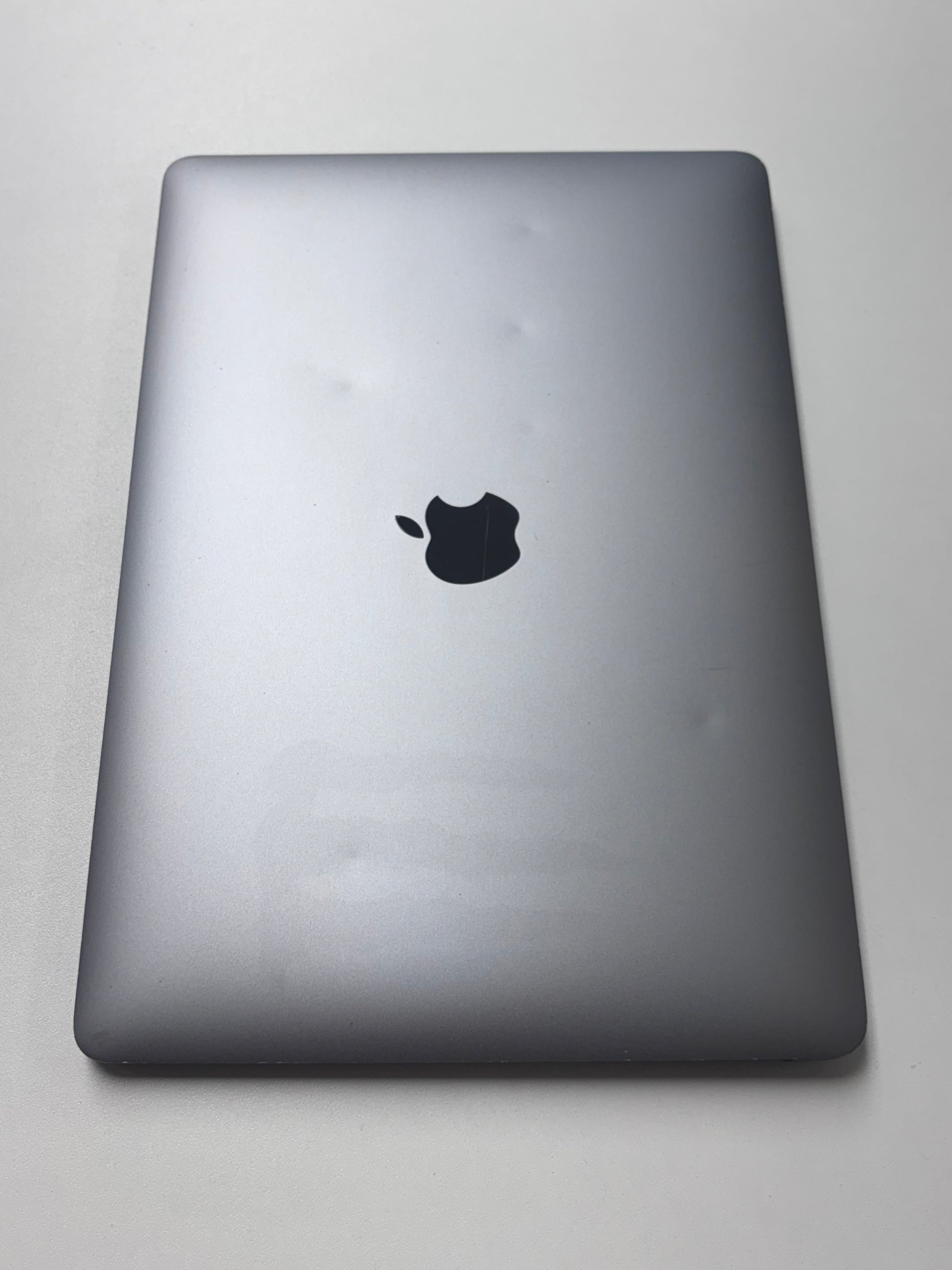 Apple MacBook Air 13 M1, 8-Core CPU und 7-Core GPU Late 2020 Space Grau Grau günstig gebraucht kaufen