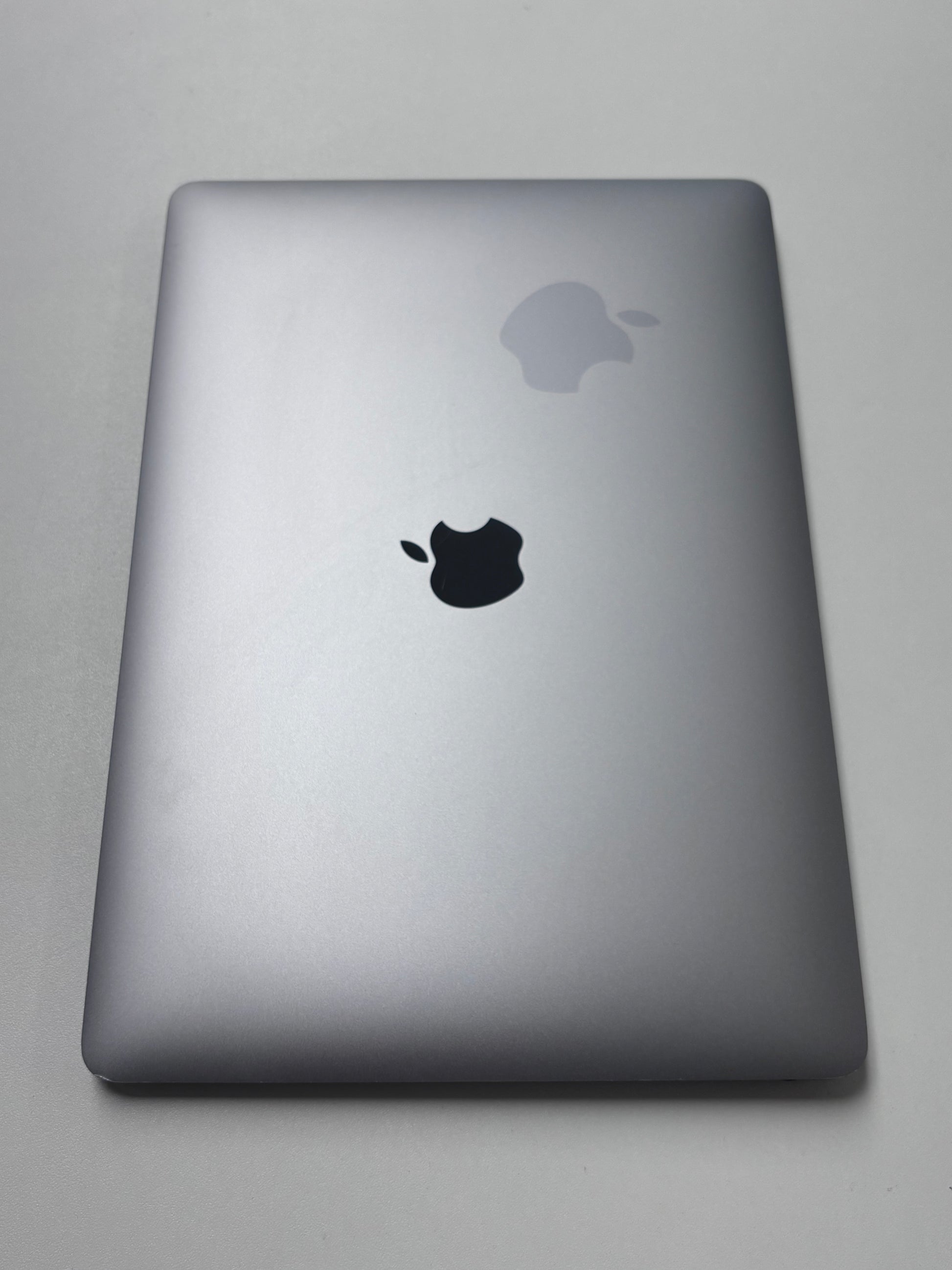 Apple MacBook Air 13 M1, 8-Core CPU und 7-Core GPU Late 2020 Space Grau Grau günstig gebraucht kaufen