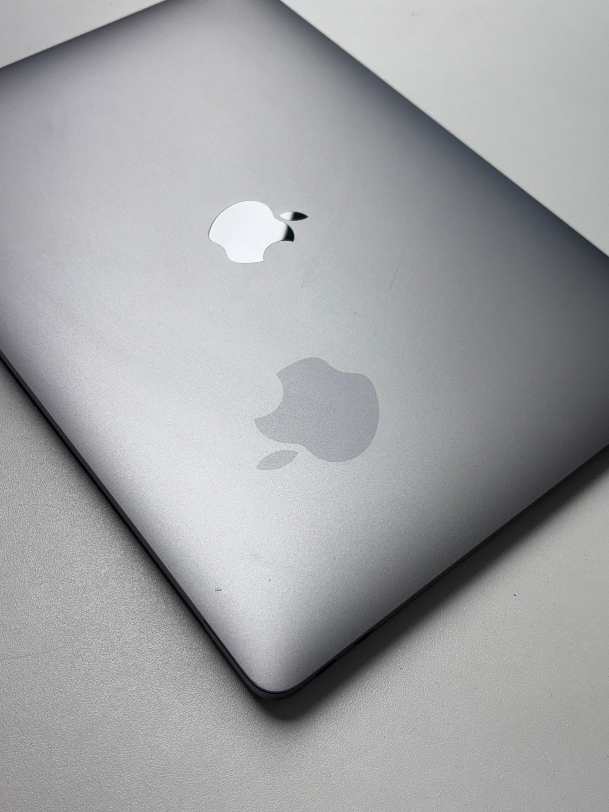 Apple MacBook Air 13 M1, 8-Core CPU und 7-Core GPU Late 2020 Space Grau Grau günstig gebraucht kaufen