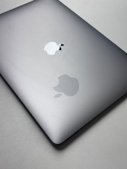 Apple MacBook Air 13 M1, 8-Core CPU und 7-Core GPU Late 2020 Space Grau Grau günstig gebraucht kaufen