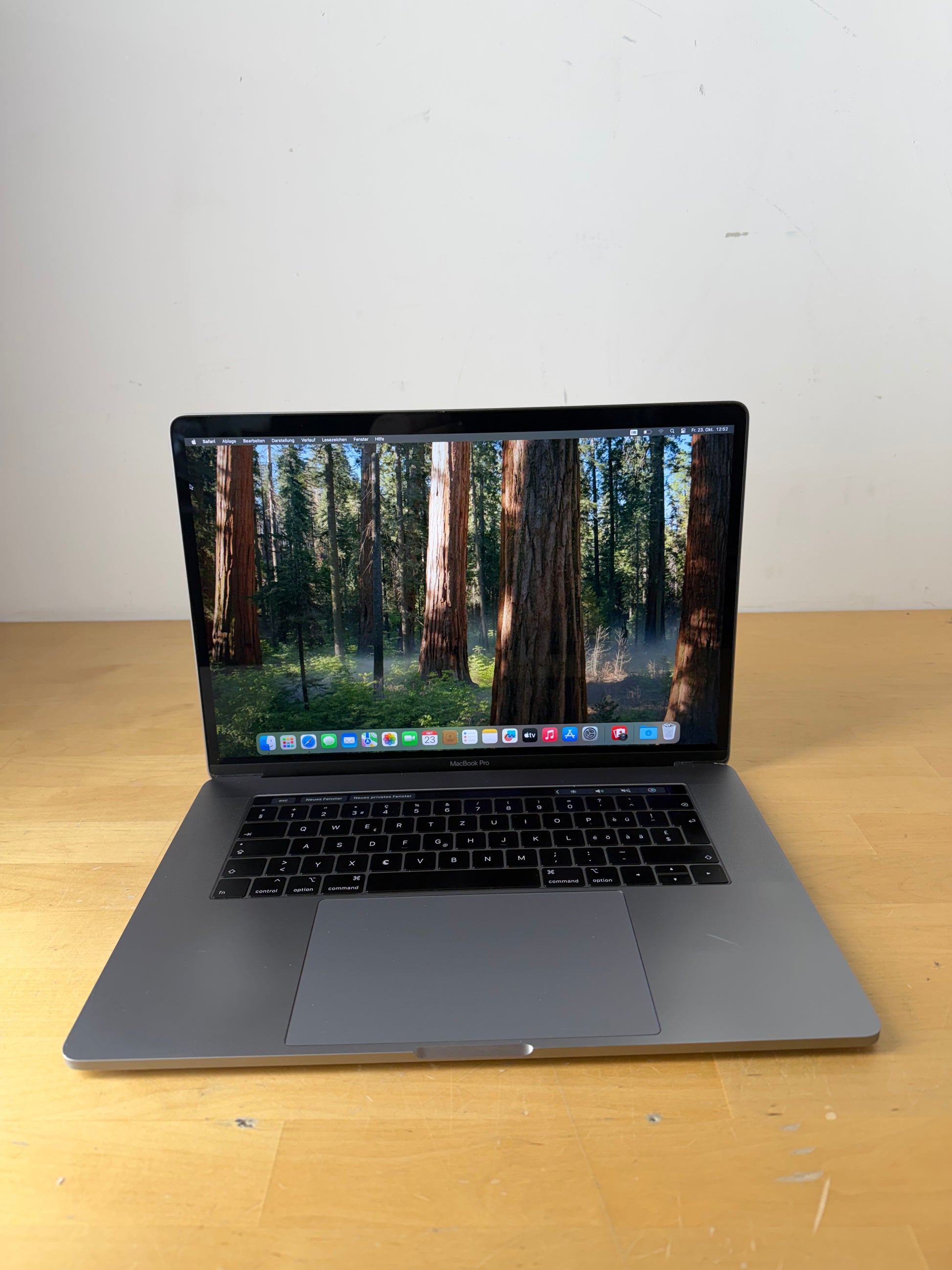 Apple MacBook Pro 15, mit Touch Bar Space Grau günstig gebraucht kaufen