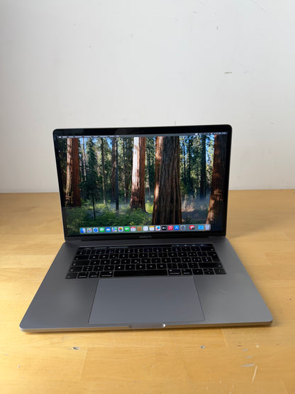 Apple MacBook Pro 15, mit Touch Bar Space Grau günstig gebraucht kaufen