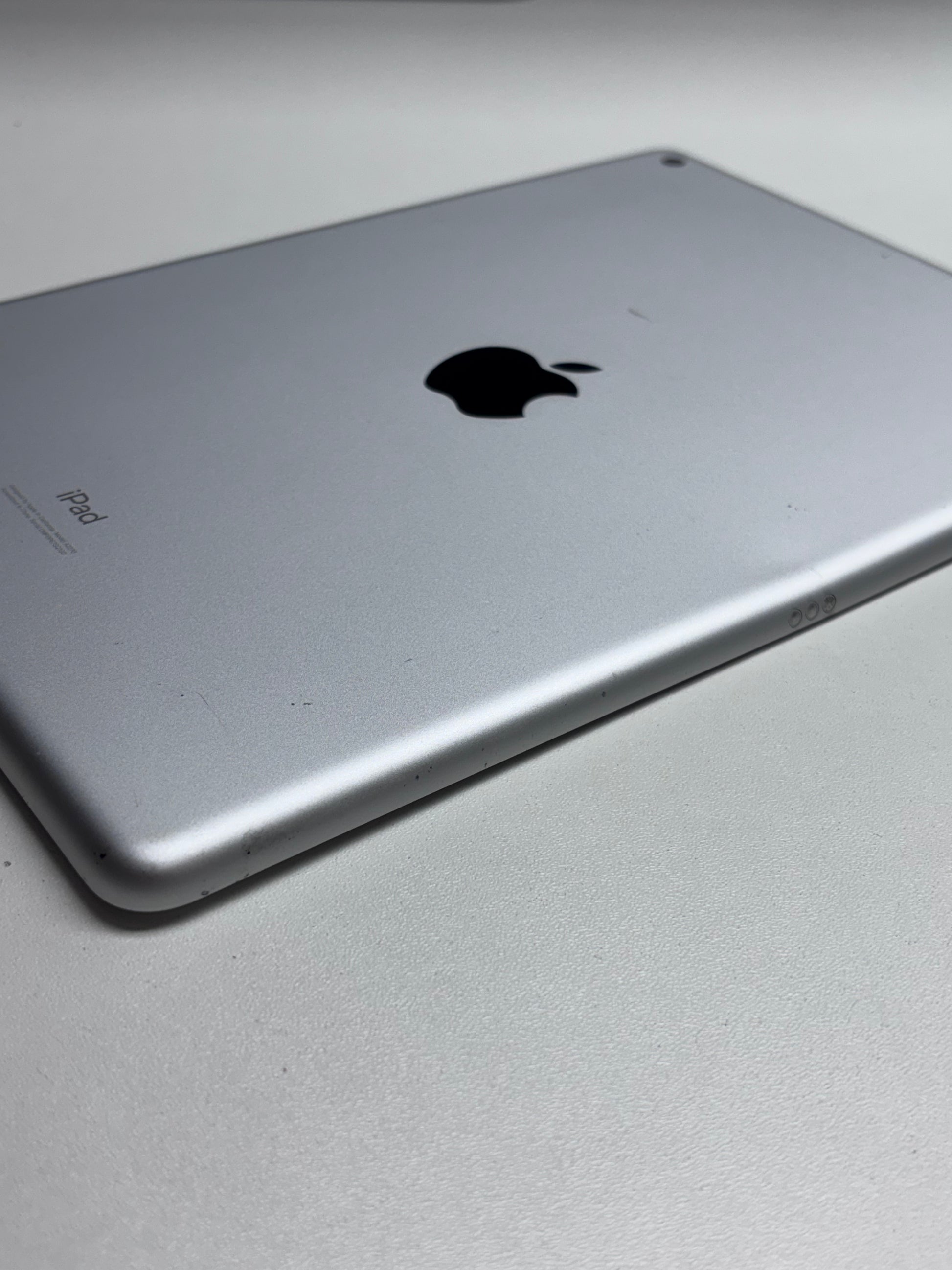 Apple iPad 7th gen (2019) Silber günstig gebraucht kaufen