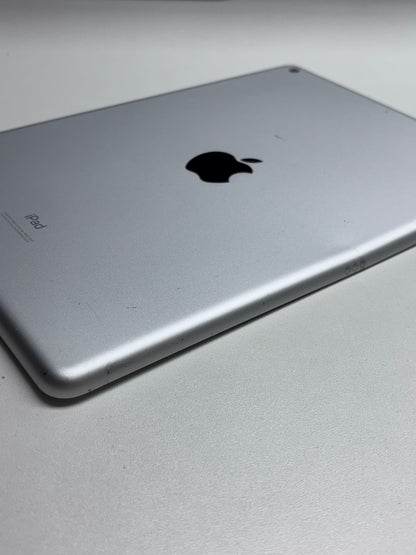 Apple iPad 7th gen (2019) Silber günstig gebraucht kaufen
