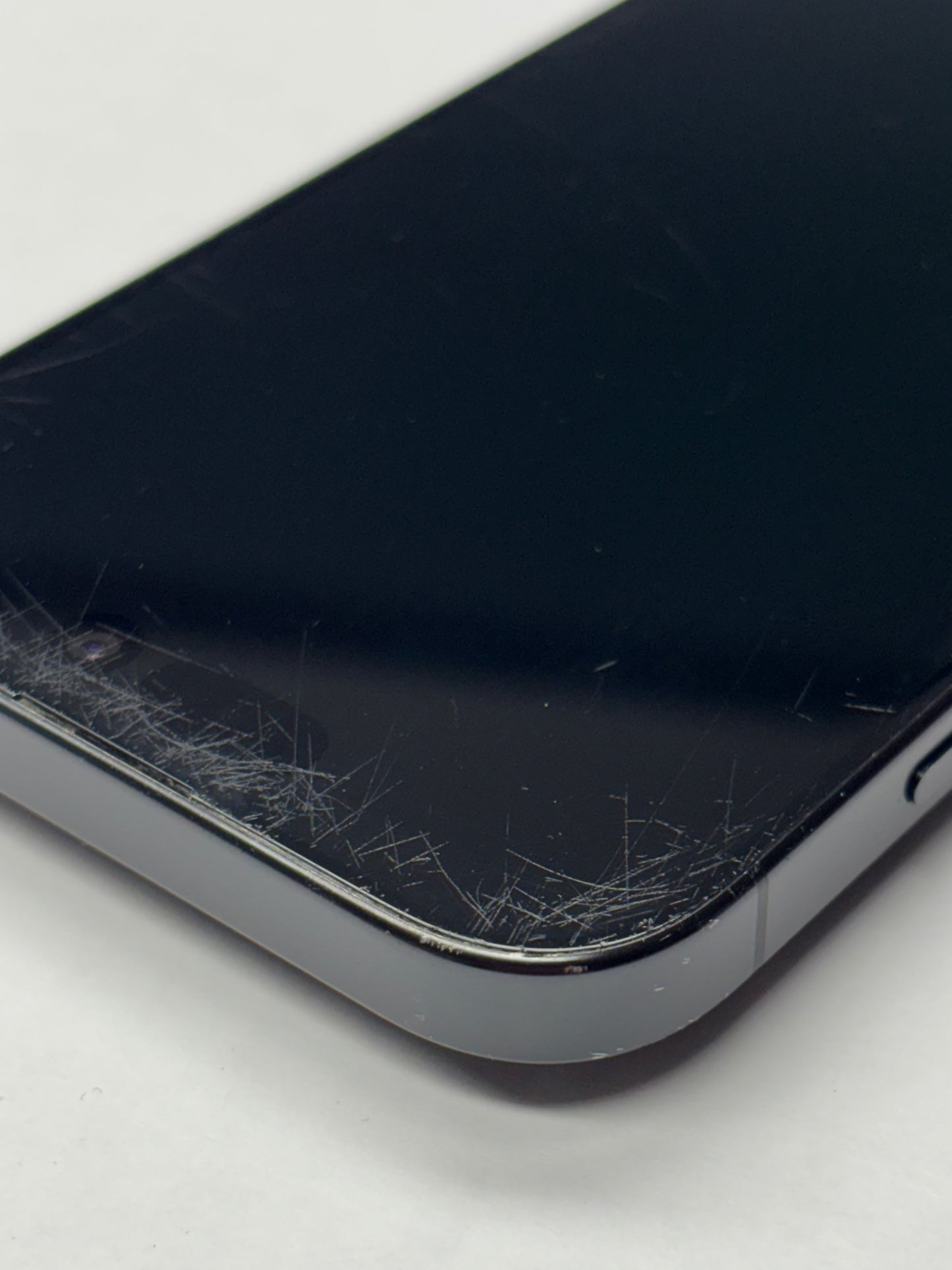 Apple iPhone 16 Pro Apple A18 Pro (3 nm) 16 Pro Titan Schwarz Schwarz günstig gebraucht kaufen