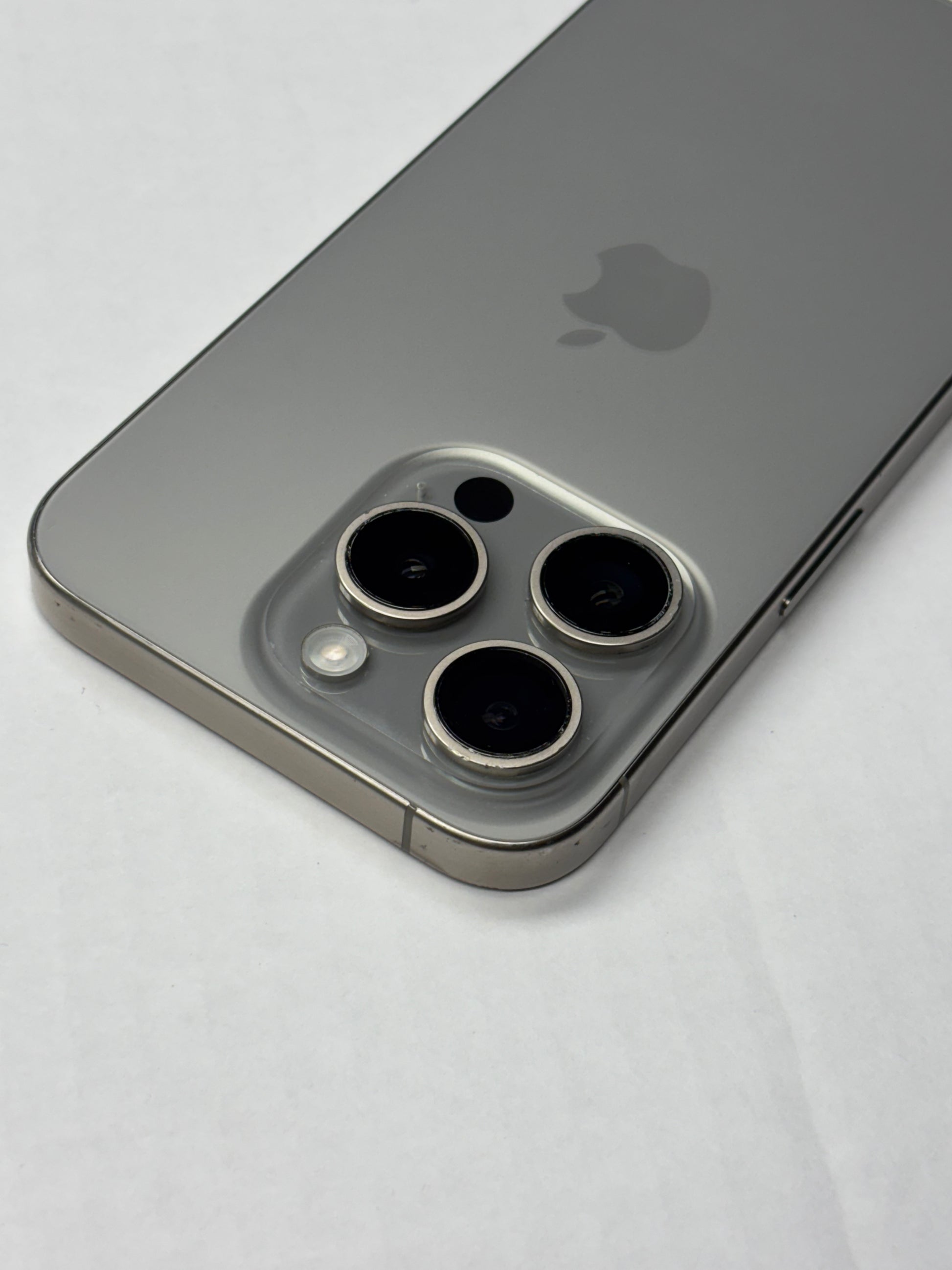 Apple iPhone 15 Pro Titan Natur günstig gebraucht kaufen