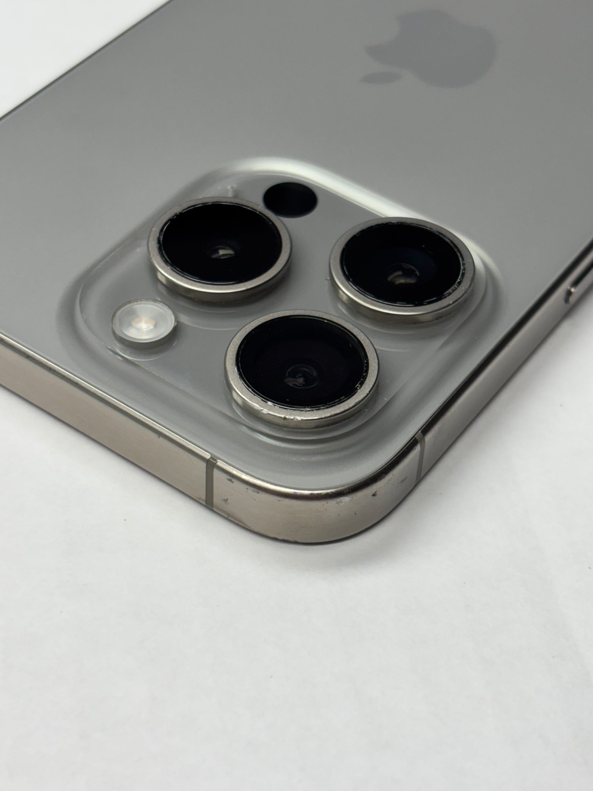 Apple iPhone 15 Pro Titan Natur günstig gebraucht kaufen