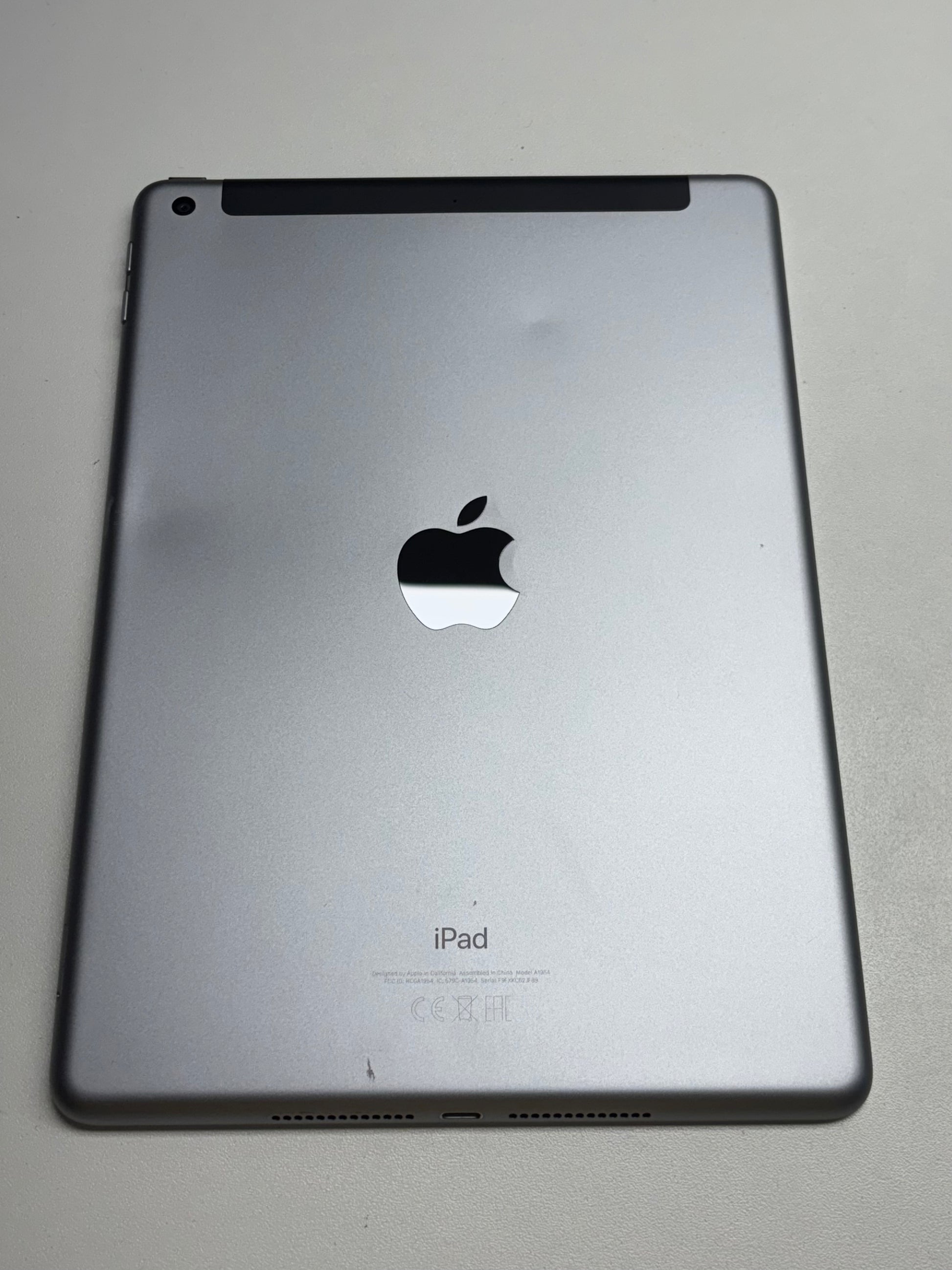 Apple iPad 6. Gen (2018)  6. Gen (2018) Space Grau Grau günstig gebraucht kaufen