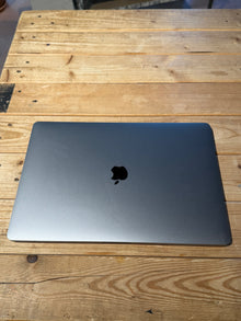 Apple MacBook Pro 16, mit Touch Bar Space Gray günstig gebraucht kaufen