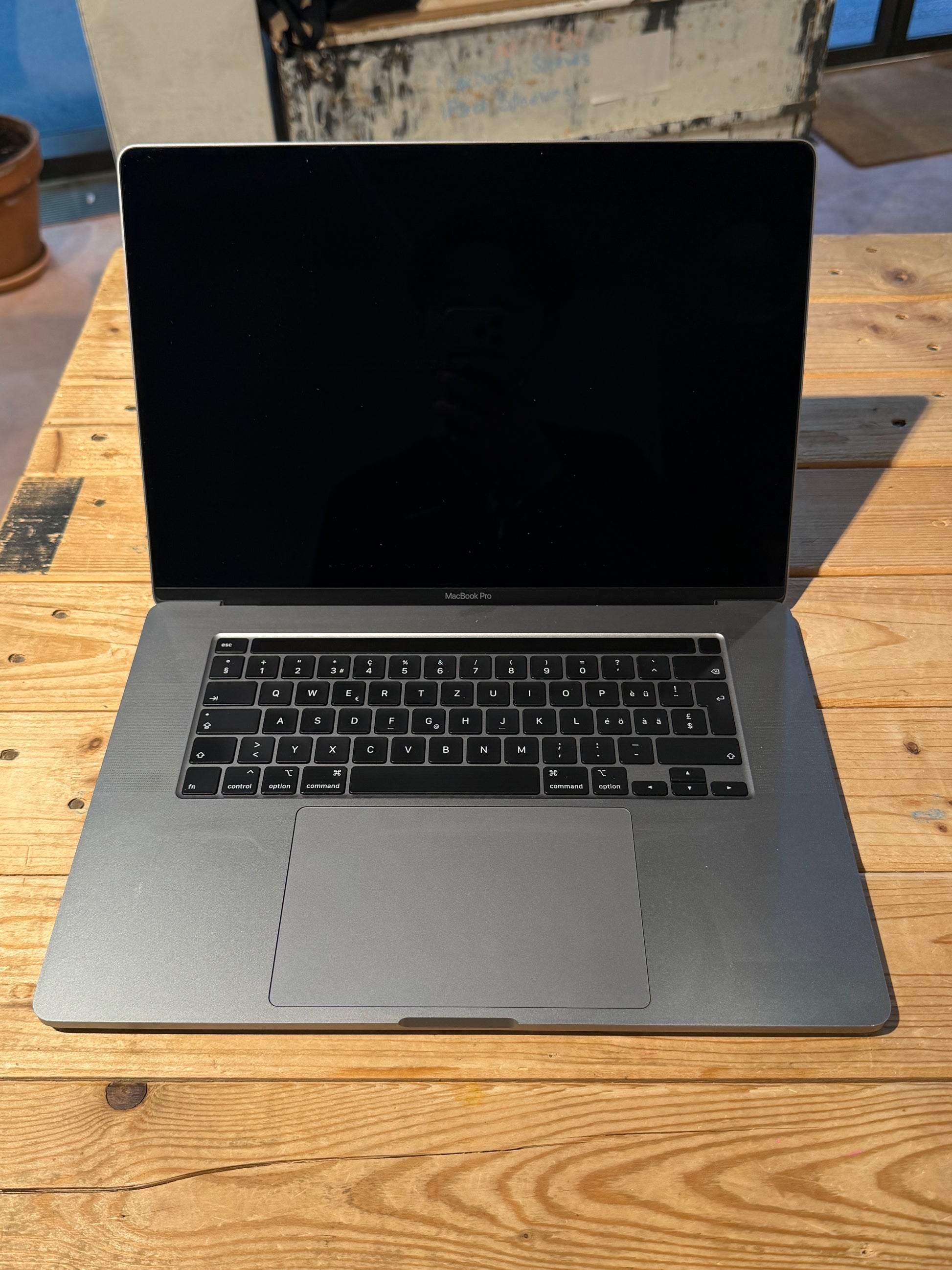 Apple MacBook Pro 16, mit Touch Bar Space Gray günstig gebraucht kaufen