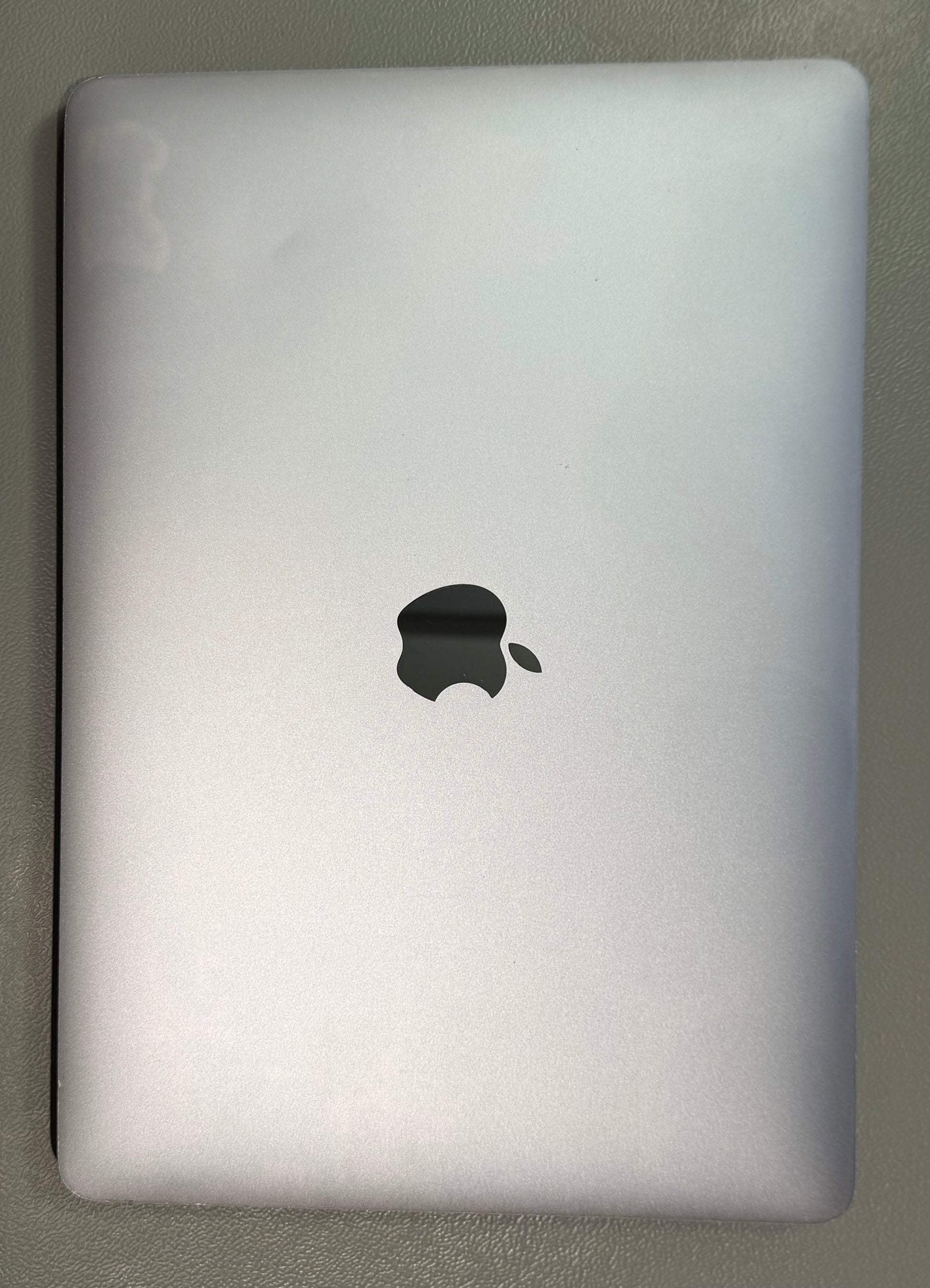 Apple MacBook Air 13 M1, 8-Core CPU und 7-Core GPU Late 2020 Space Grau Grau günstig gebraucht kaufen