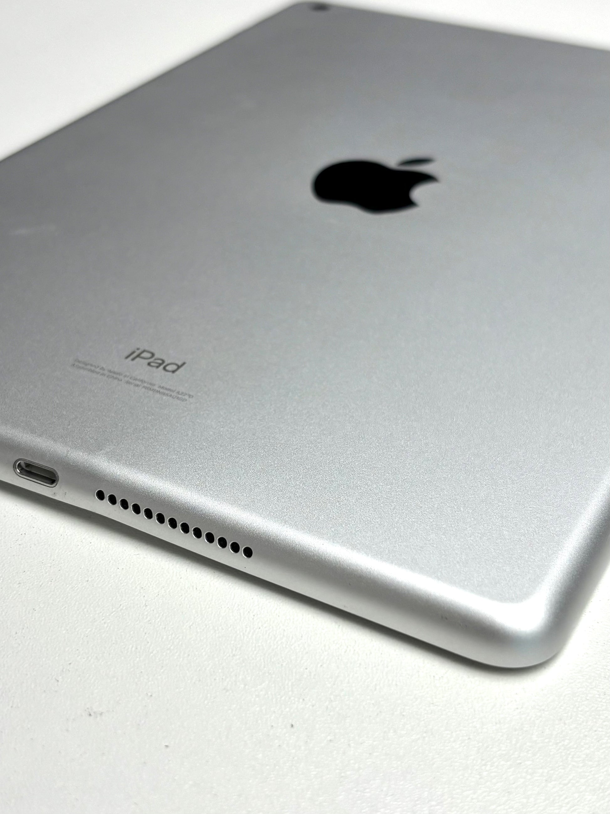 Apple iPad 7th gen (2019) Silber günstig gebraucht kaufen