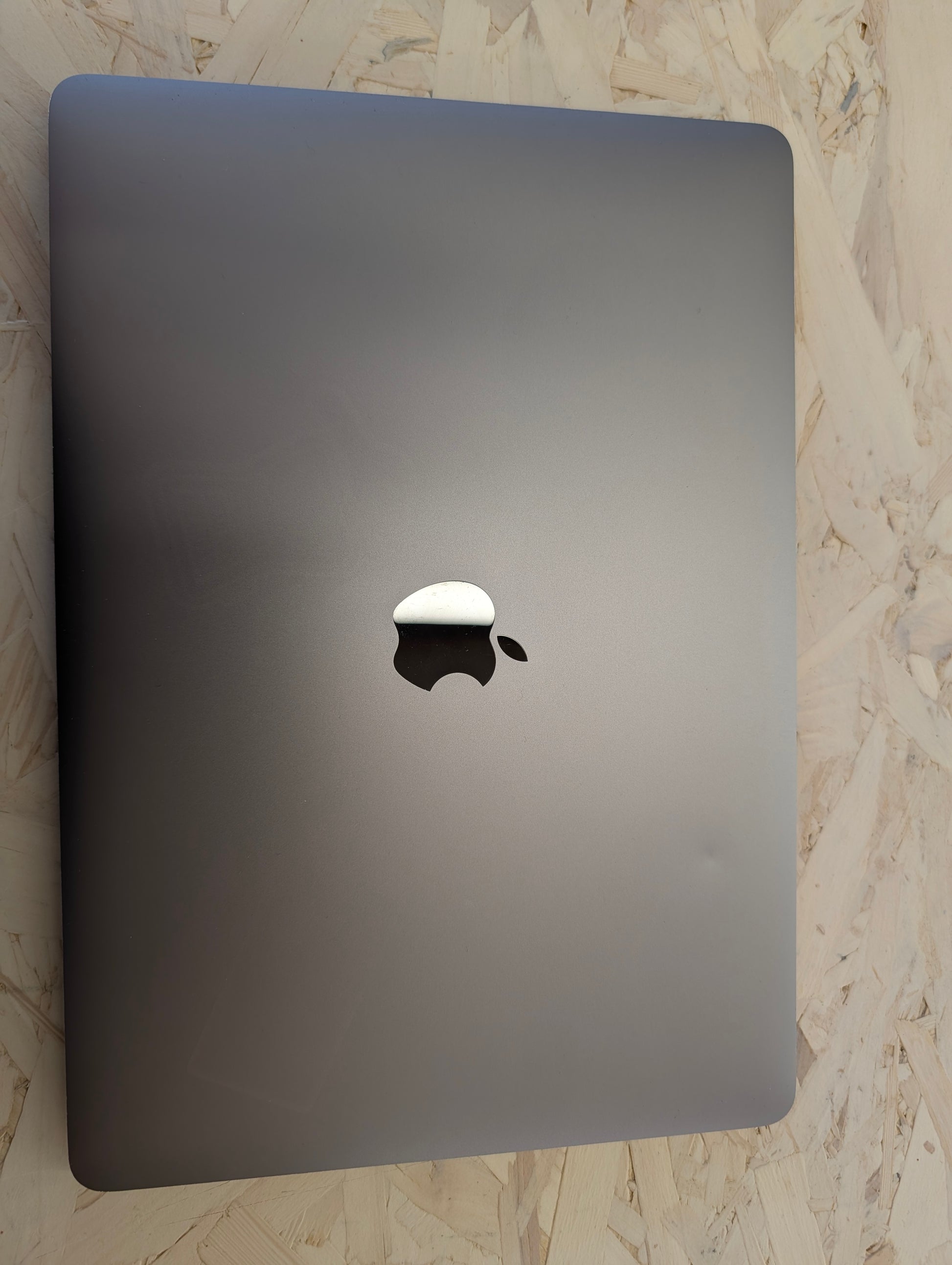 Apple MacBook Air 13 M1, 8-Core CPU und 7-Core GPU Late 2020 Space Grau Grau günstig gebraucht kaufen
