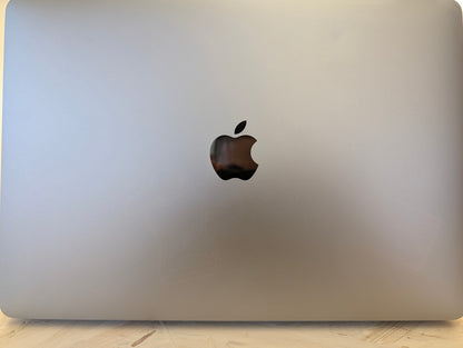 Apple MacBook Air 13 M1, 8-Core CPU und 7-Core GPU Late 2020 Space Grau Grau günstig gebraucht kaufen